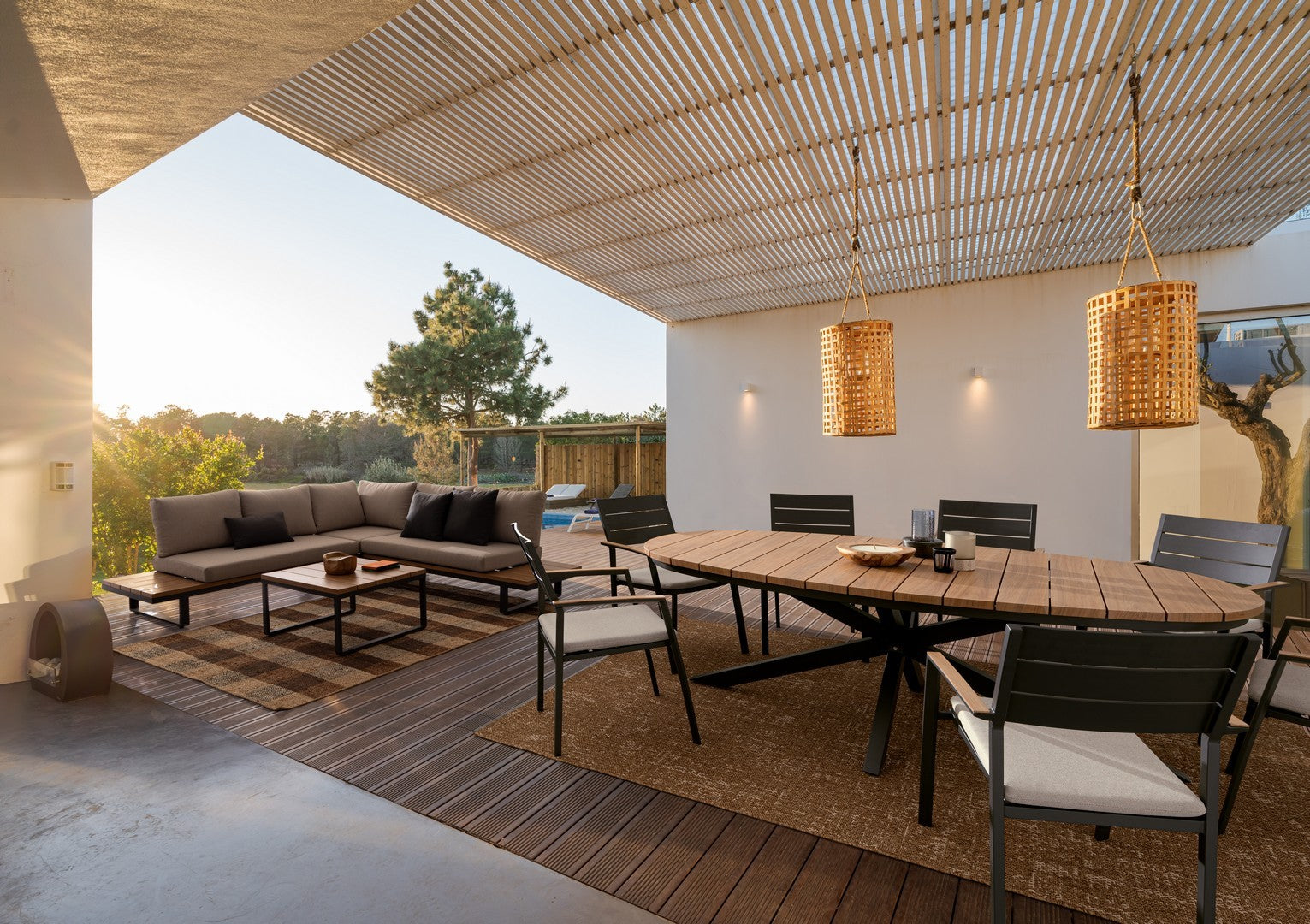 Sitzgruppe C-C Zelmar Anthrazit von Bizzotto – stilvolle Outdoor-Lounge mit Holzoptik-Elementen und wetterfesten Kissen.