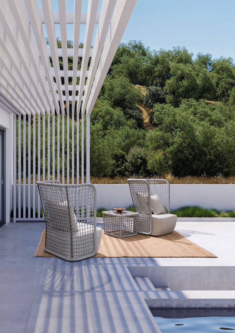 Outdoor Sessel M-K KOLLAR ARTIC von Bizzotto mit Seilgeflecht und hellem Polster auf moderner Terrasse