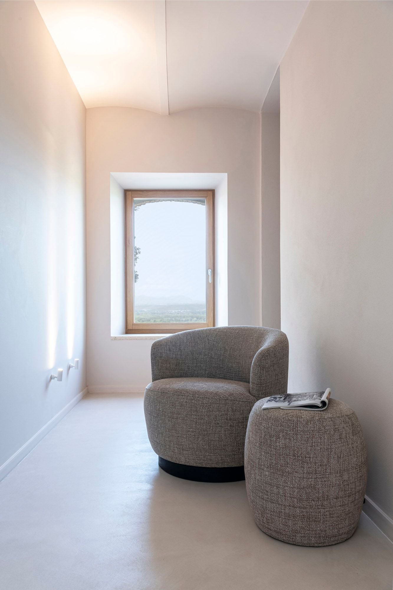 Gommaire Pouf Nathan Small Terracotta kombiniert mit Sessel Nathan in modernem Interieur