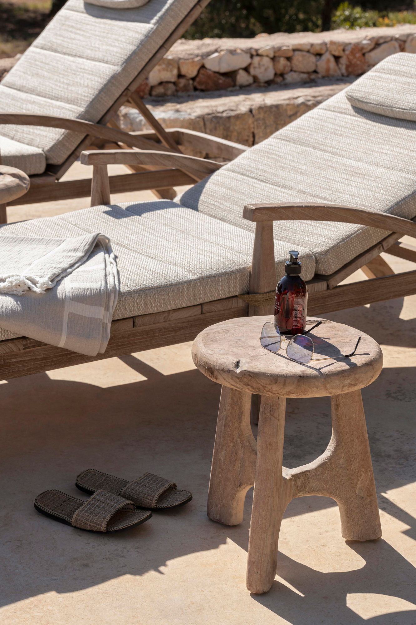 Beistelltisch Laya von Gommaire am Pool mit natürlicher Einrichtung