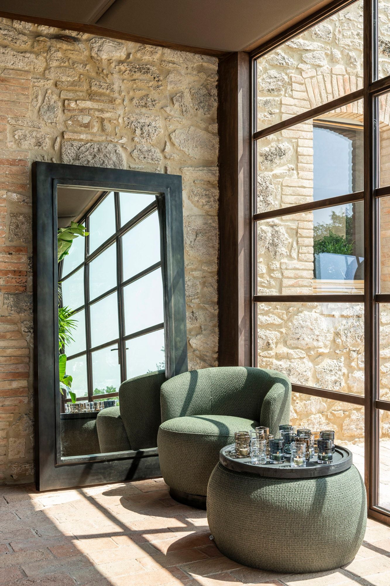 Spiegel Bold Rectangular Large in modernem Wohnraum mit Sessel und Glasfront