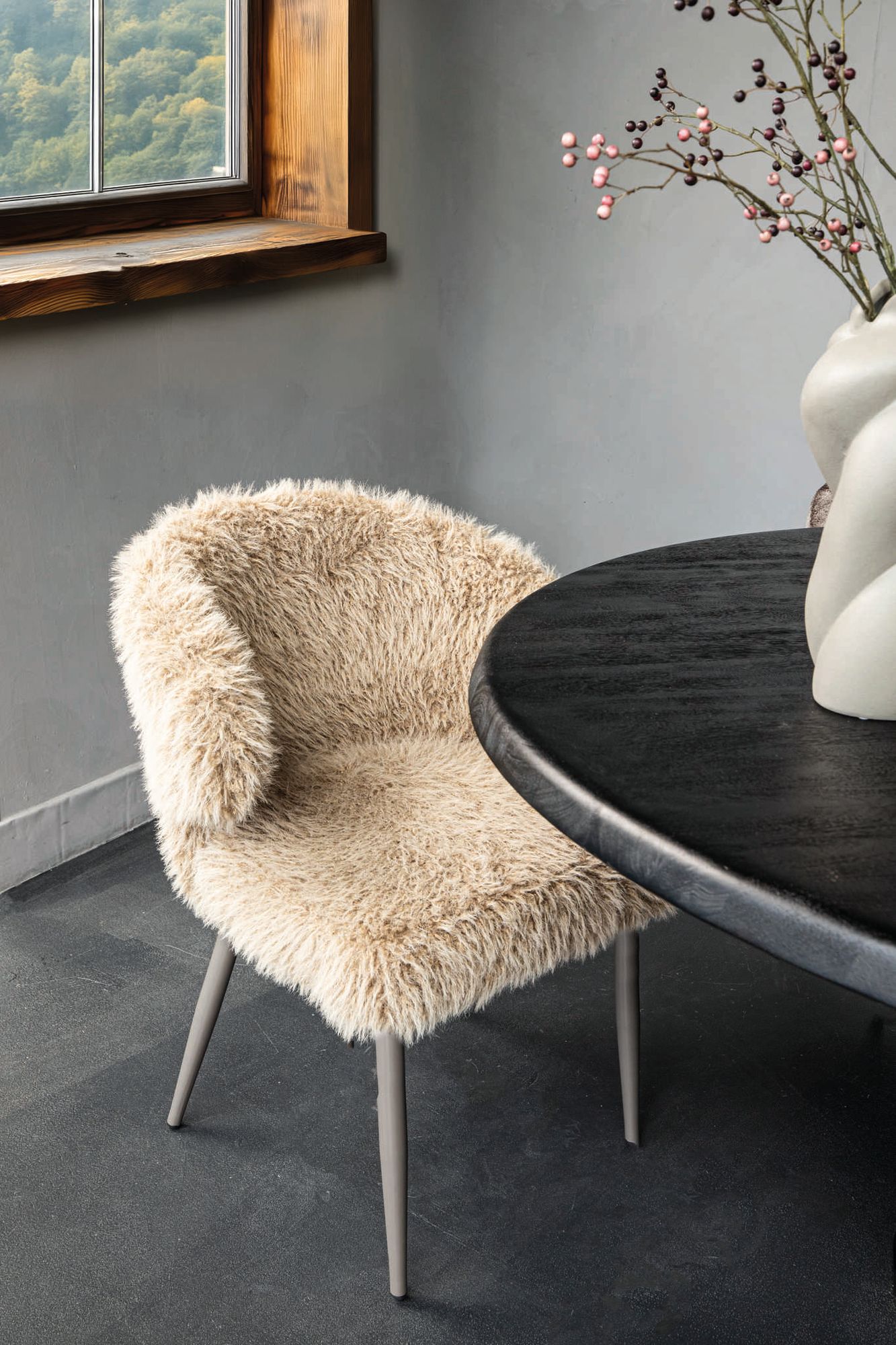 Stuhl von PTMD, stuhl aus Stoff in Beige mit Metallgestell im modernen Design, komfortabel. Ideal für Essbereich oder Küche.