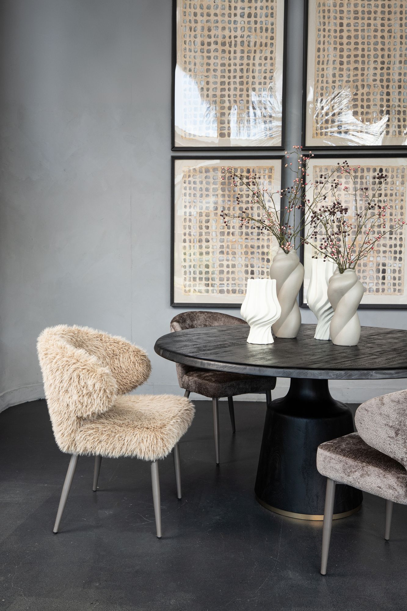 Stuhl von PTMD, stuhl aus Stoff in Beige mit Metallgestell im modernen Design, komfortabel. Ideal für Essbereich oder Küche.