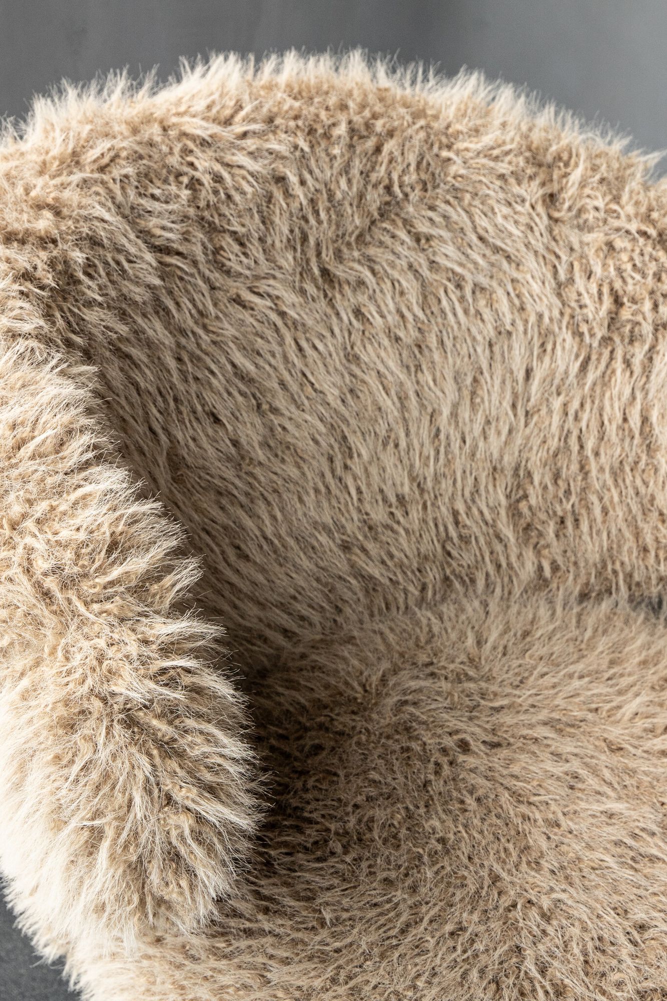 Stuhl von PTMD, stuhl aus Stoff in Beige mit Metallgestell im modernen Design, komfortabel. Ideal für Essbereich oder Küche.