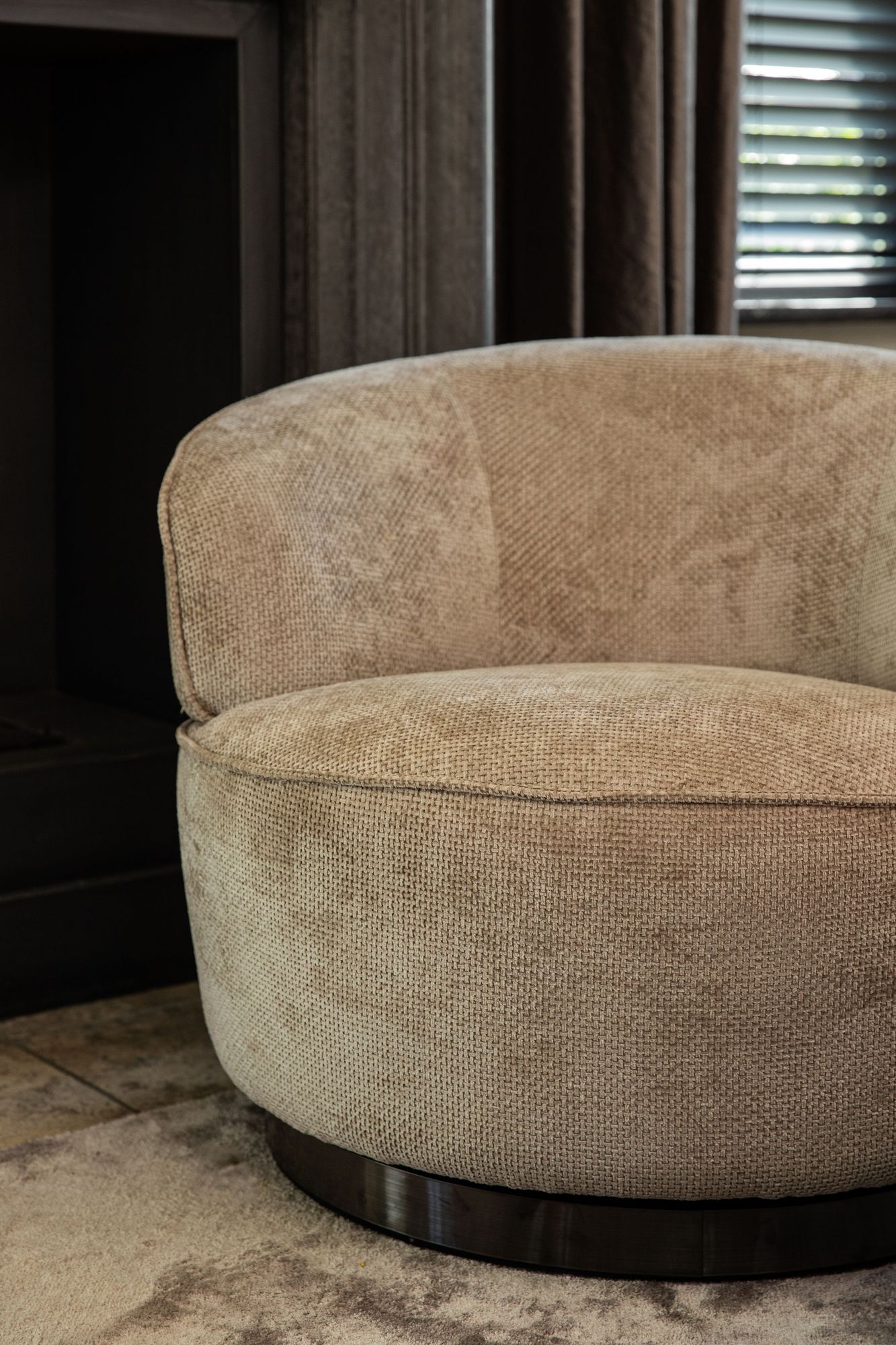 Sessel von PTMD, sessel aus Stoff in Beige mit Metallgestell im modernen Design, komfortabel. Ideal für Essbereich oder Küche.