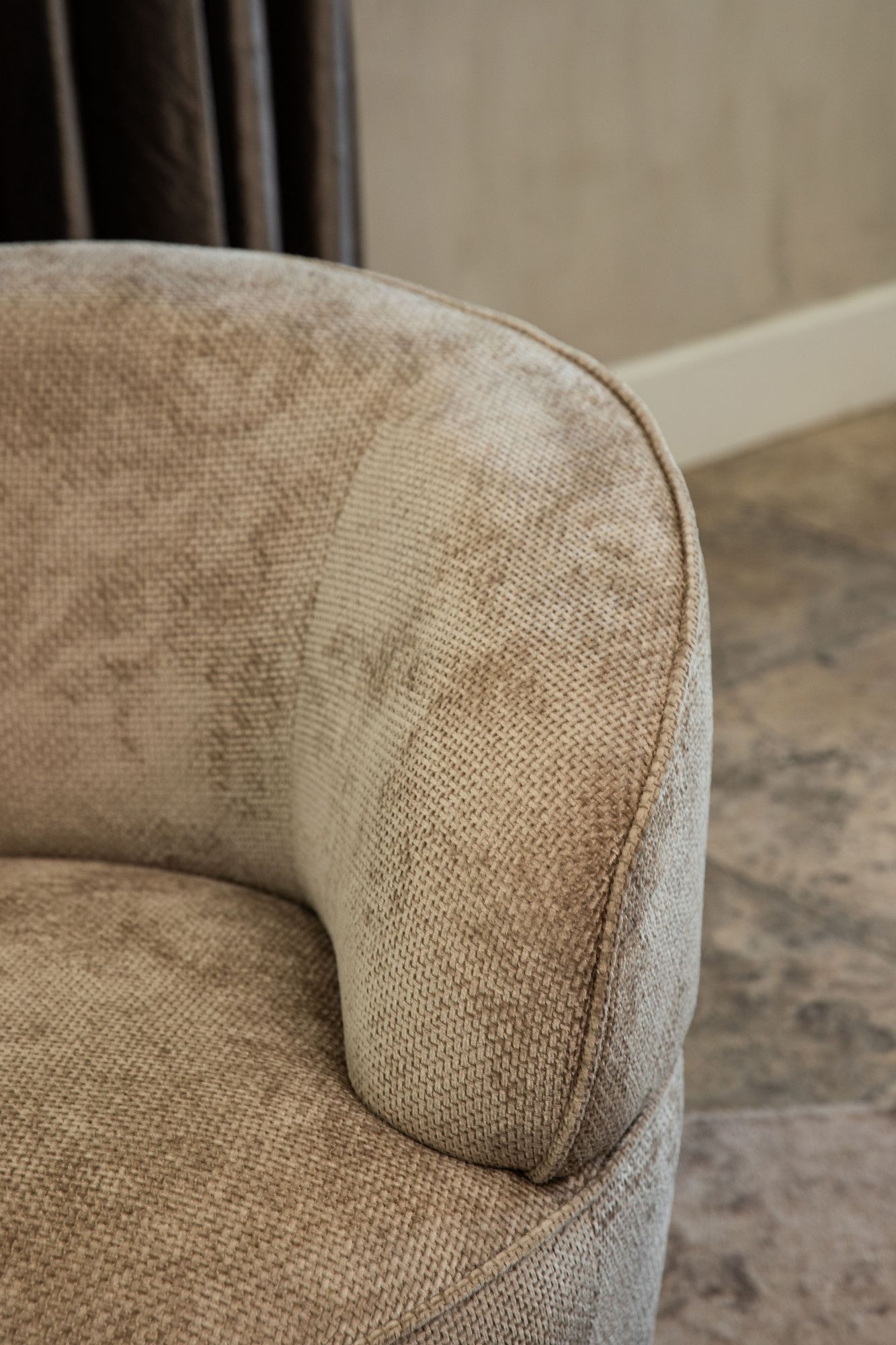 Sessel von PTMD, sessel aus Stoff in Beige mit Metallgestell im modernen Design, komfortabel. Ideal für Essbereich oder Küche.