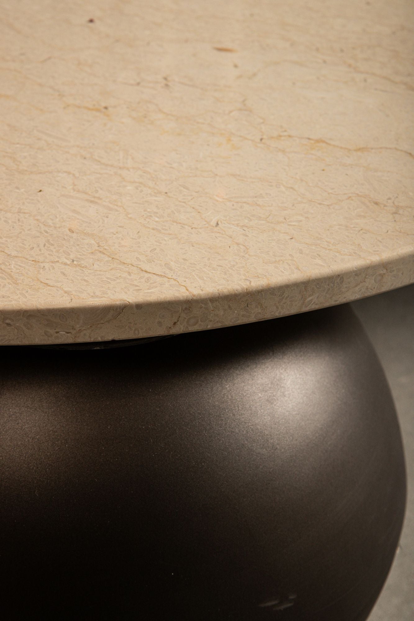 Couchtisch von PTMD – eleganter sitzmöbel aus Stoff in Beige mit Metallgestell im modernem Design, komfortabel und pflegeleicht.