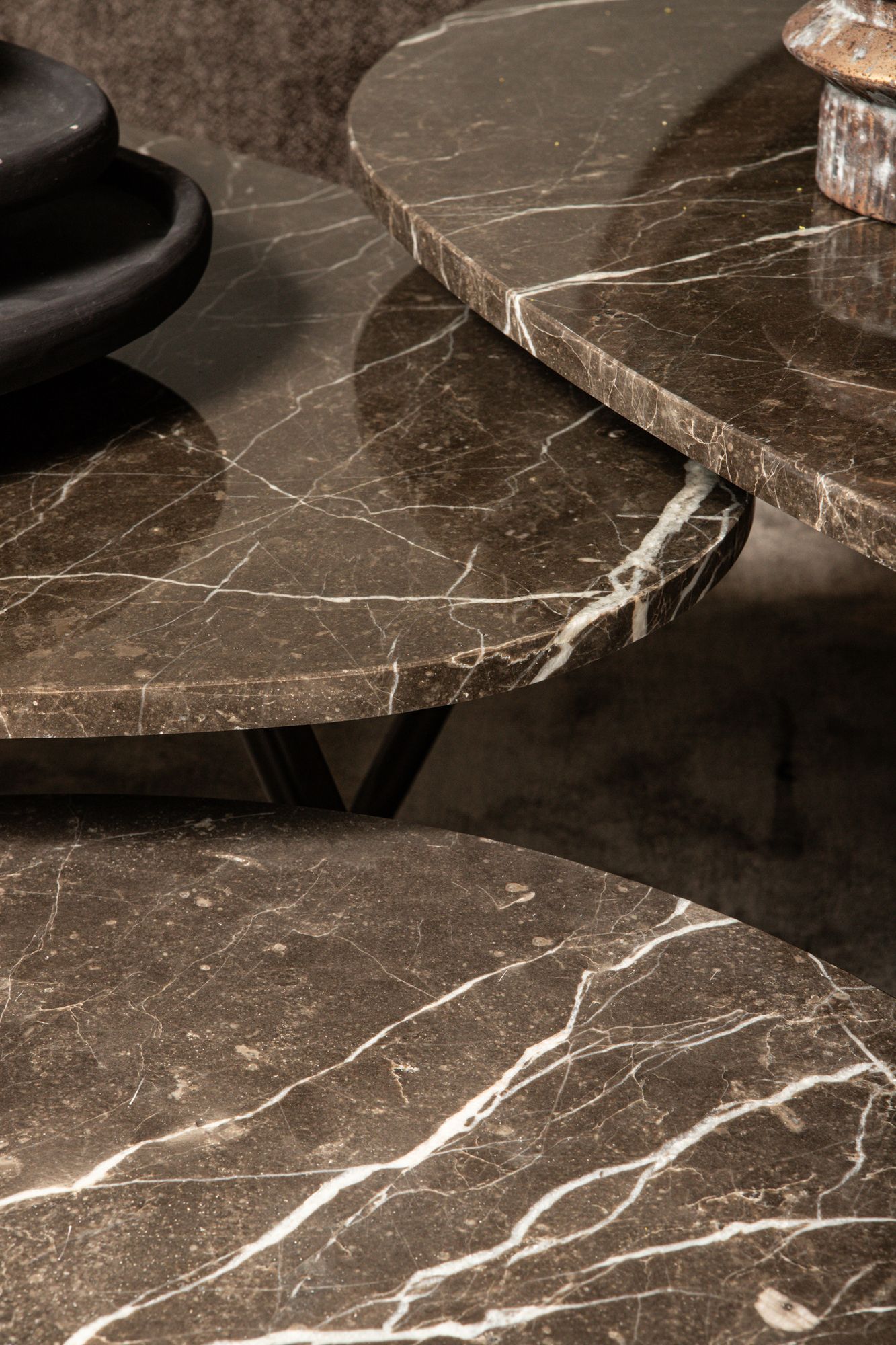 Couchtisch von PTMD – eleganter sitzmöbel aus Stoff in Braun mit Metallgestell im modernem Design, komfortabel und pflegeleicht.