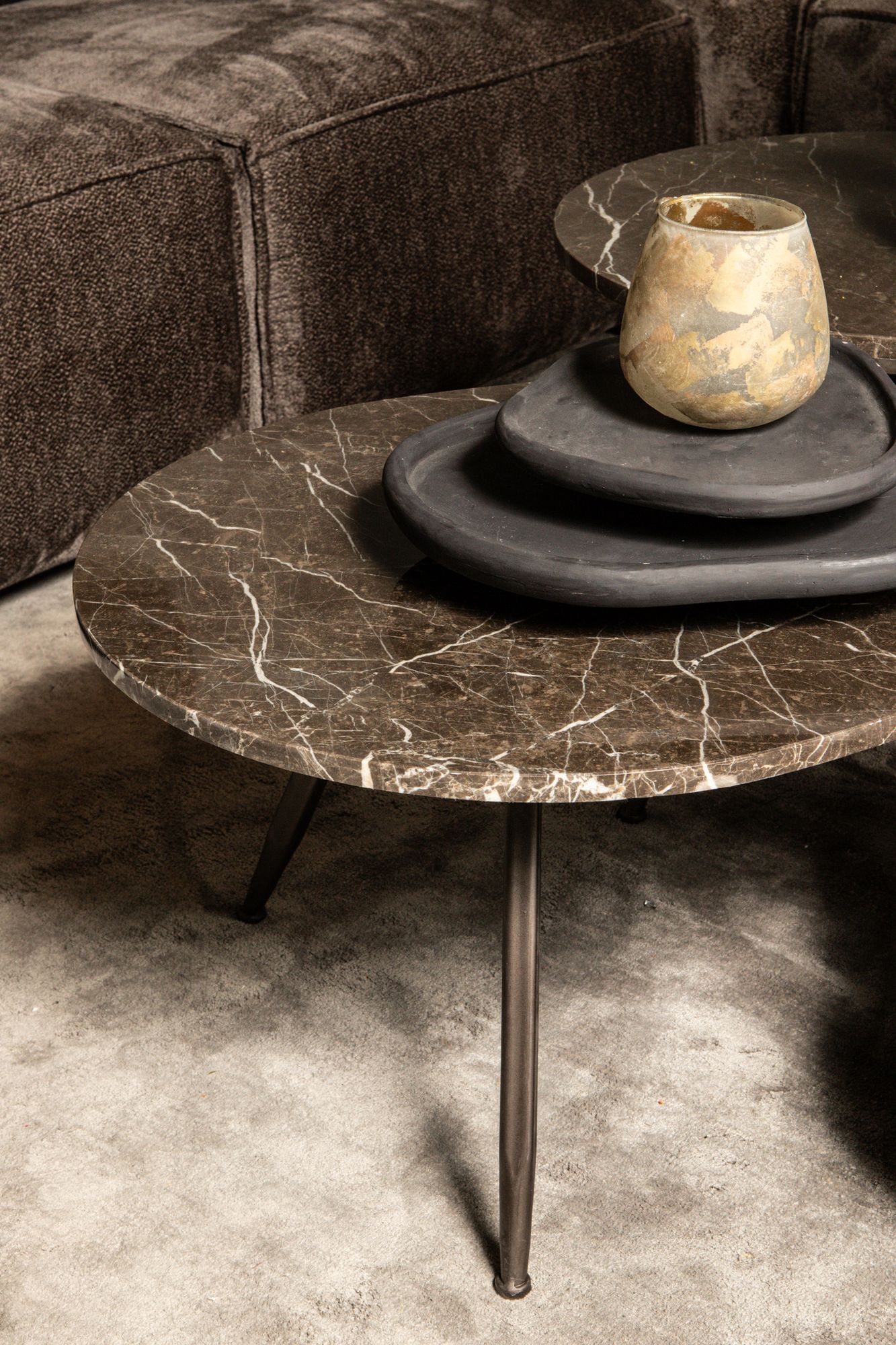 Couchtisch von PTMD – eleganter sitzmöbel aus Stoff in Braun mit Metallgestell im modernem Design, komfortabel und pflegeleicht.