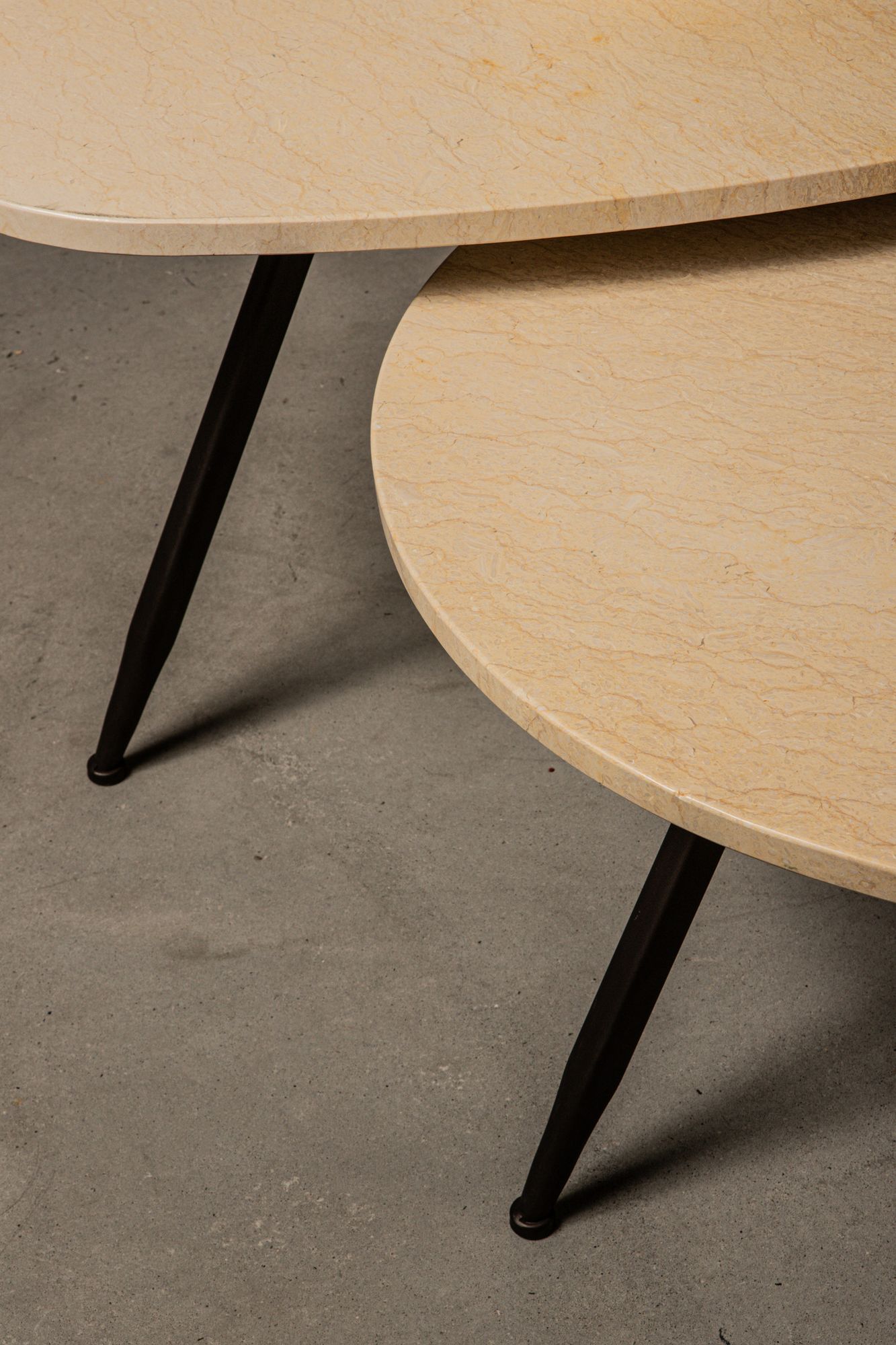 Couchtisch von PTMD – eleganter sitzmöbel aus Stoff in Beige mit Metallgestell im modernem Design, komfortabel und pflegeleicht.