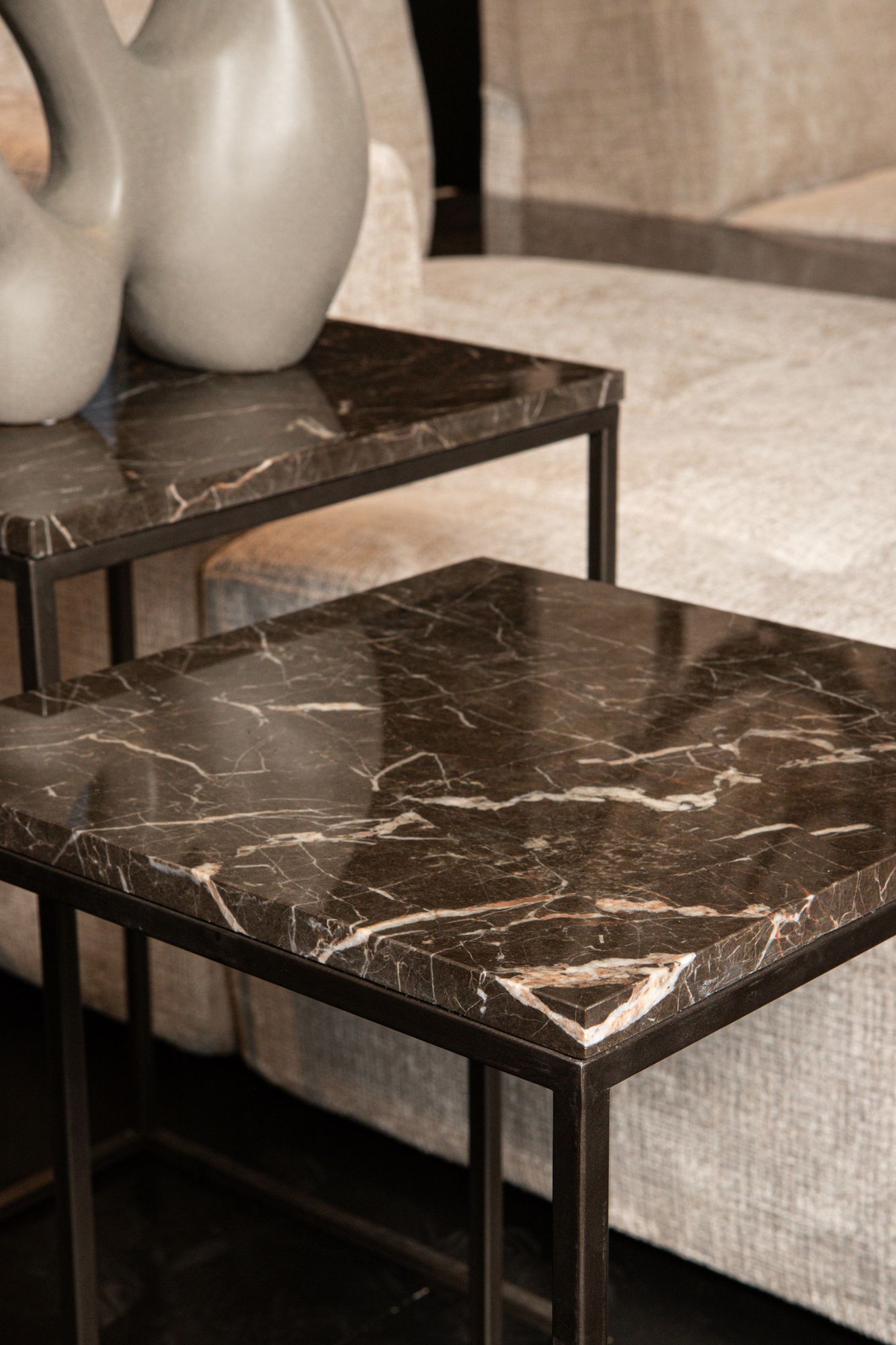 Beistelltisch von PTMD – eleganter sitzmöbel aus Stoff in Braun mit Metallgestell im modernem Design, komfortabel.