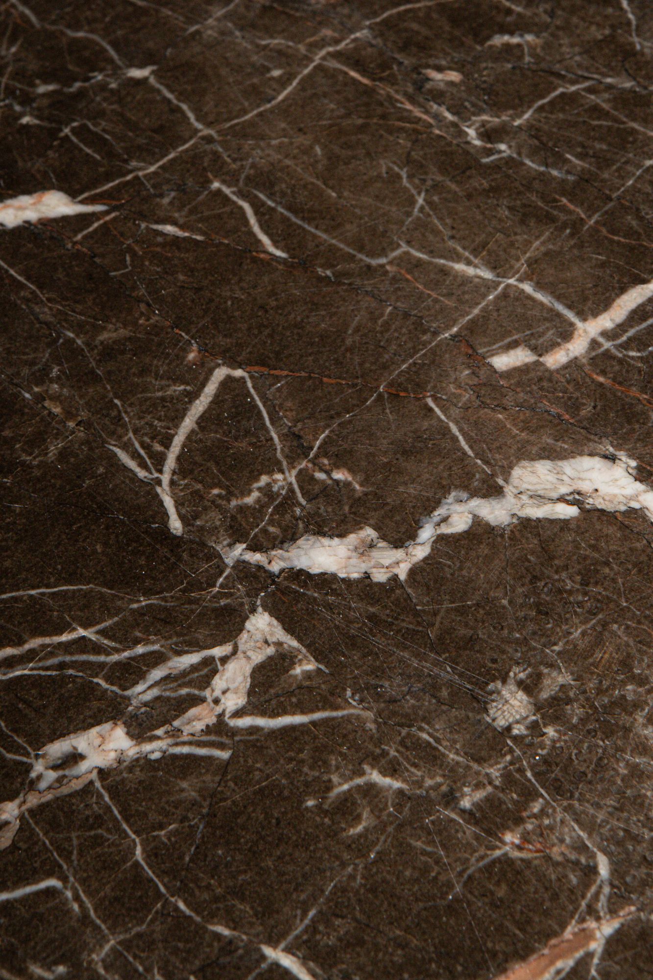 Beistelltisch von PTMD – eleganter sitzmöbel aus Stoff in Braun mit Metallgestell im modernem Design, komfortabel.