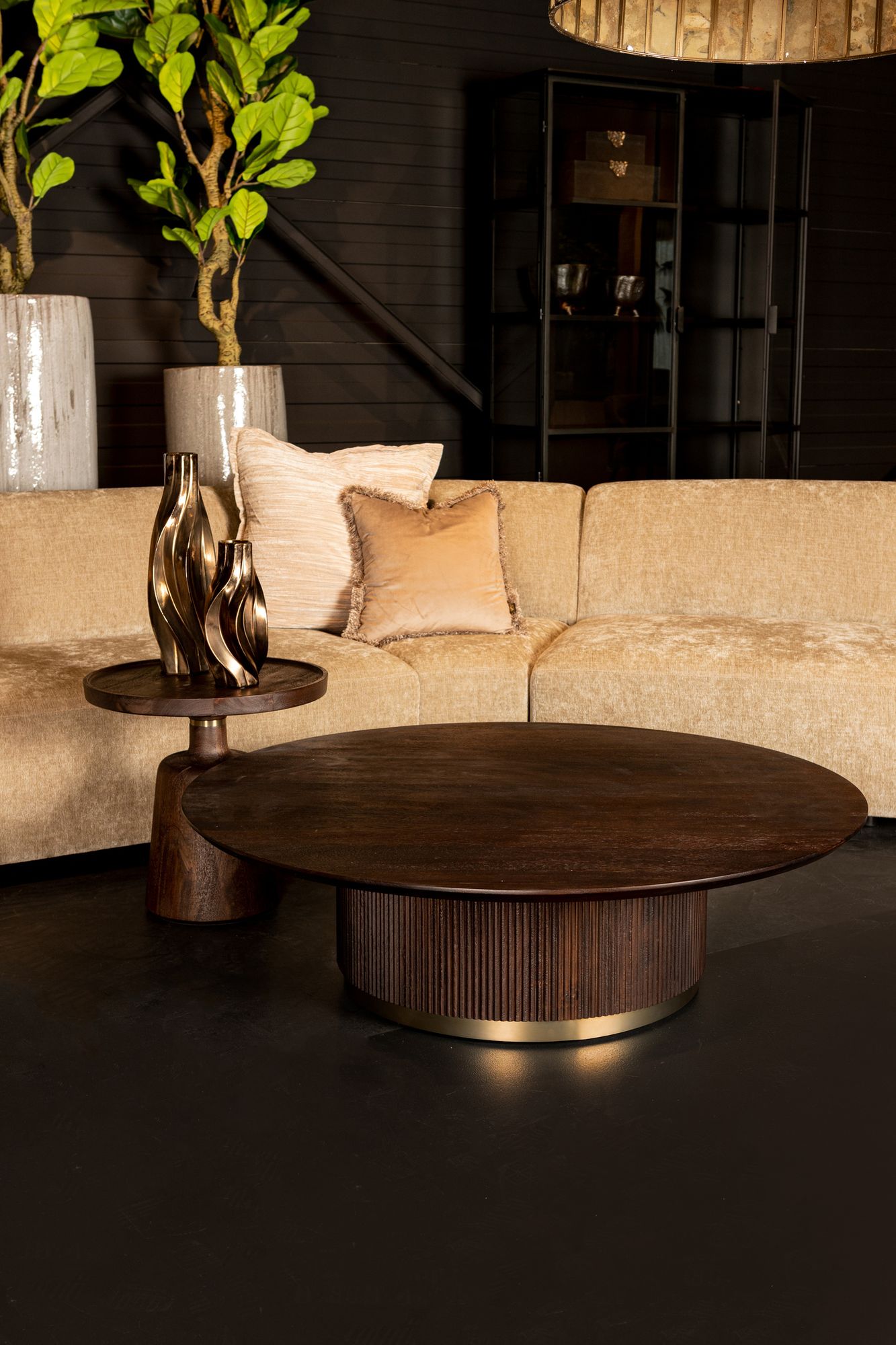 Couchtisch von PTMD – eleganter sitzmöbel aus Stoff in Braun mit Metallgestell im modernem Design, komfortabel und pflegeleicht.