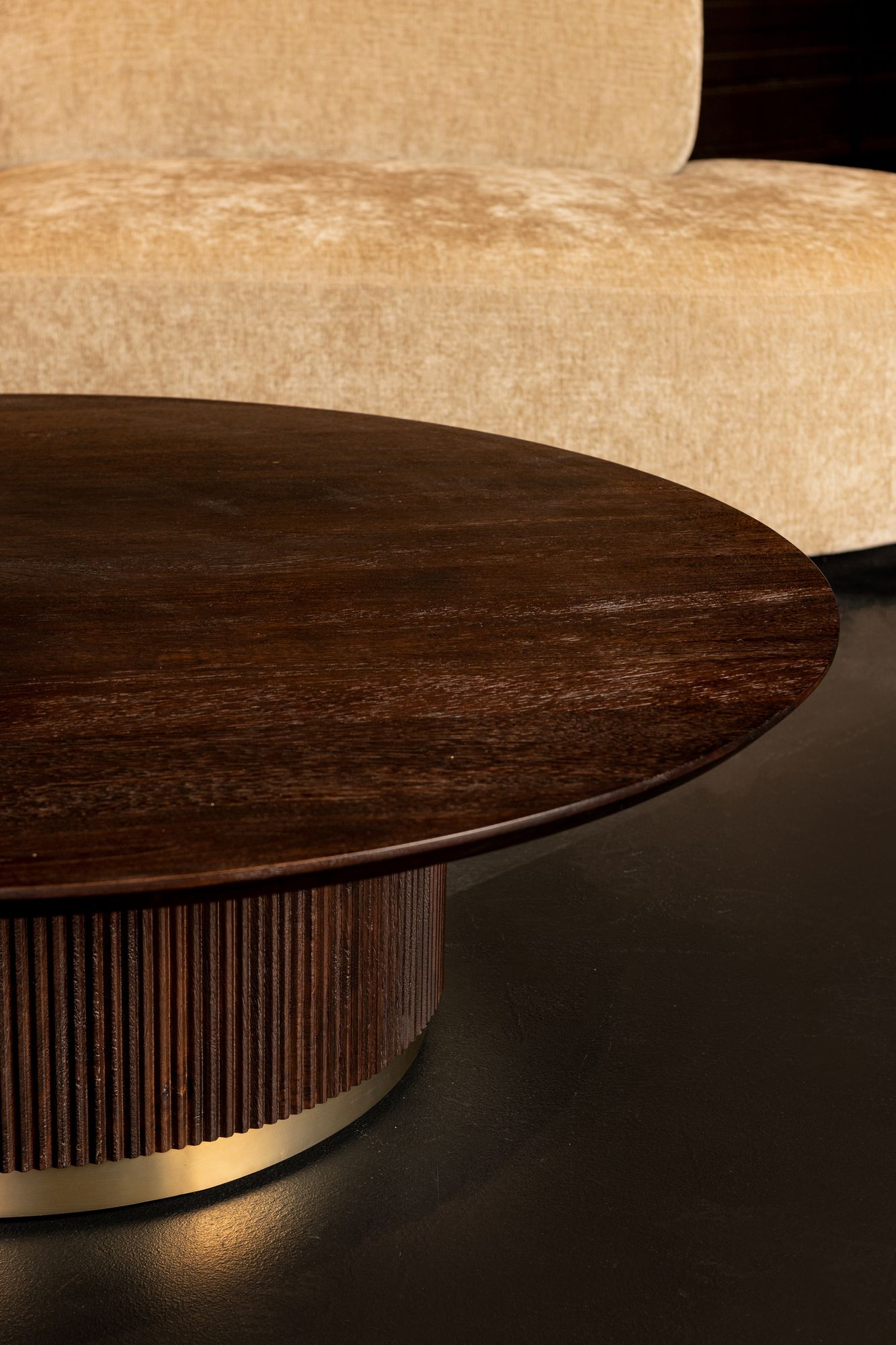 Couchtisch von PTMD – eleganter sitzmöbel aus Stoff in Braun mit Metallgestell im modernem Design, komfortabel und pflegeleicht.