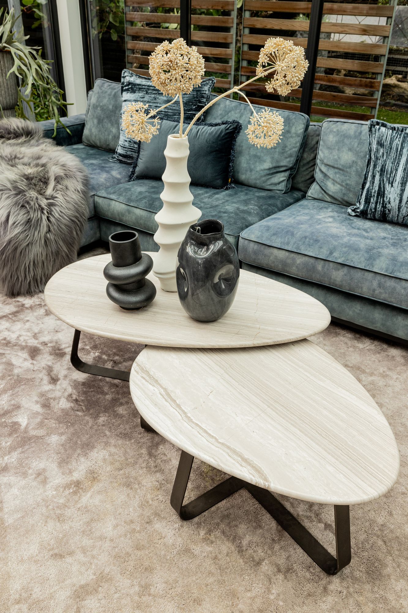 Couchtisch von PTMD – eleganter sitzmöbel aus Stoff in Grau mit Metallgestell im Industrial Chic, komfortabel und pflegeleicht.