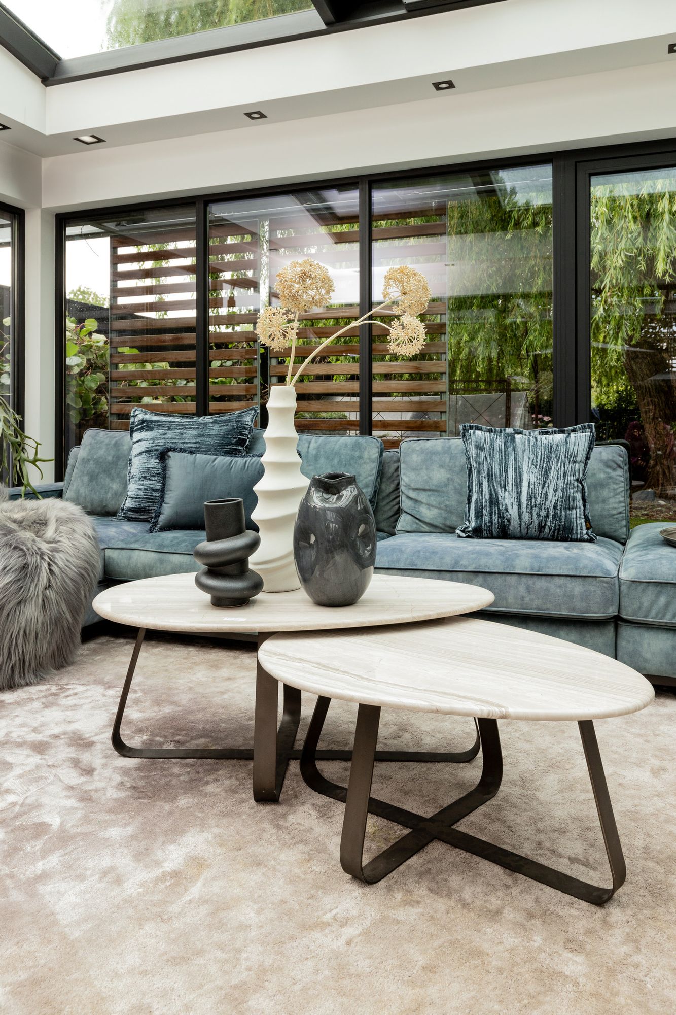 Couchtisch von PTMD – eleganter sitzmöbel aus Stoff in Grau mit Metallgestell im Industrial Chic, komfortabel und pflegeleicht.