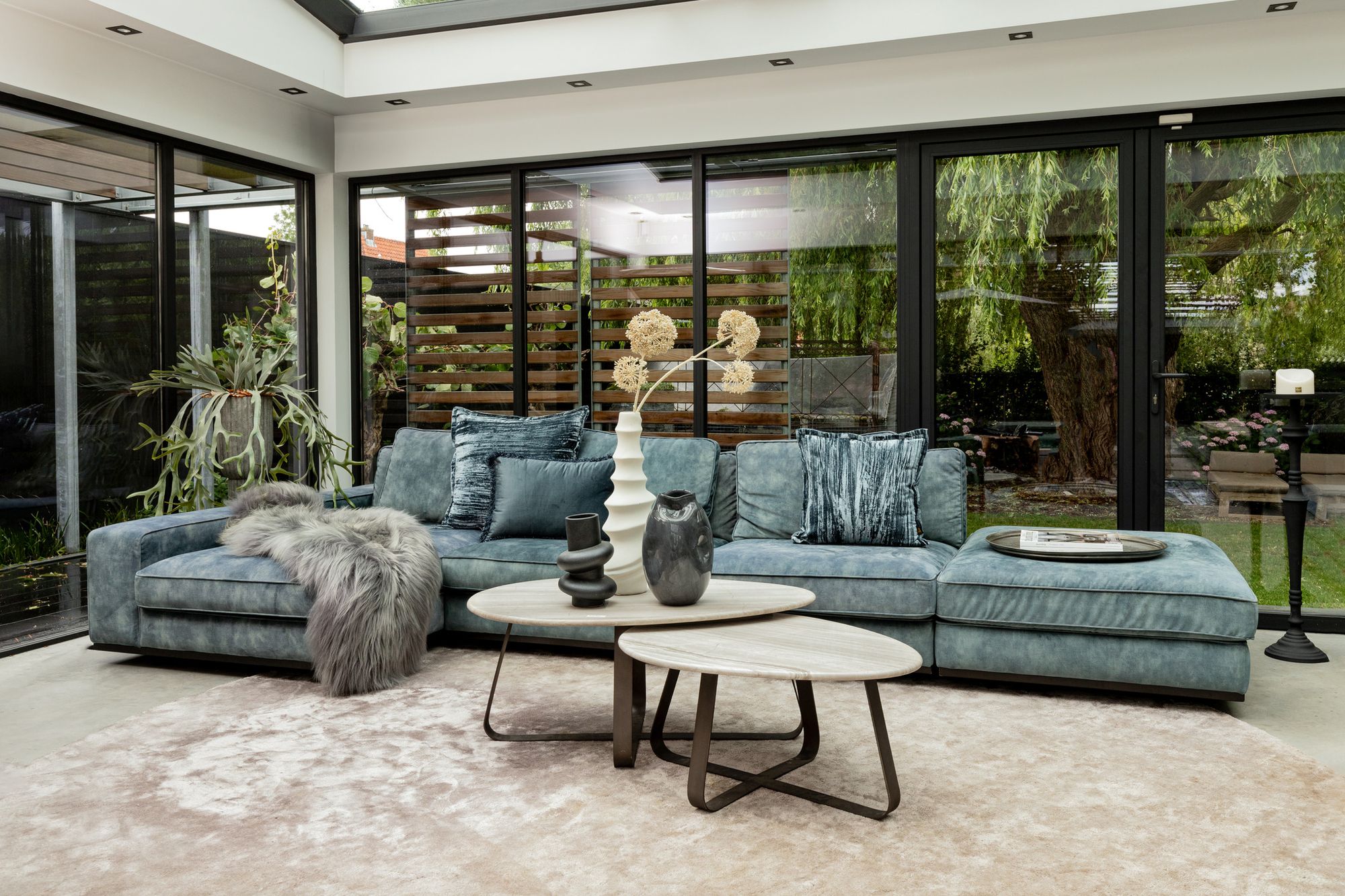 Couchtisch von PTMD – eleganter sitzmöbel aus Stoff in Grau mit Metallgestell im Industrial Chic, komfortabel und pflegeleicht.
