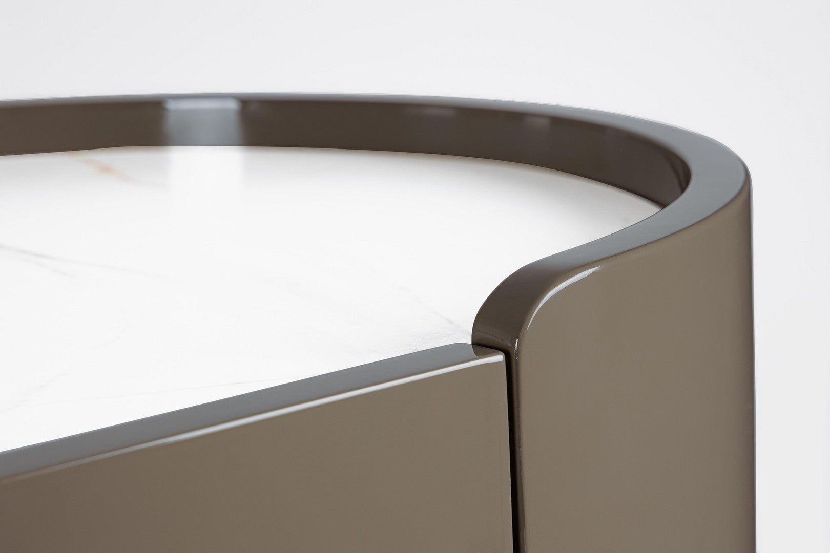 Detailaufnahme des Stahlgestells und der abgerundeten Kanten beim Sideboard Otilia Herb.