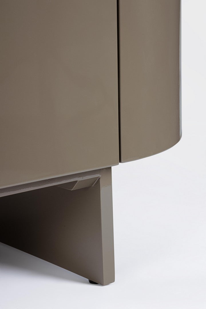 Detailansicht der oberen Marmorplatte und geschwungenen Kante des Sideboards Otilia Herb.