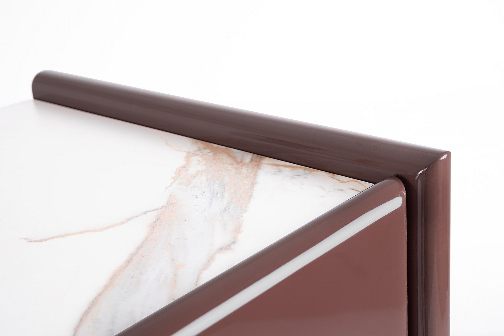 Detailansicht der oberen Marmorplatte mit abgerundeter Kante beim Sideboard Otilia Braun.