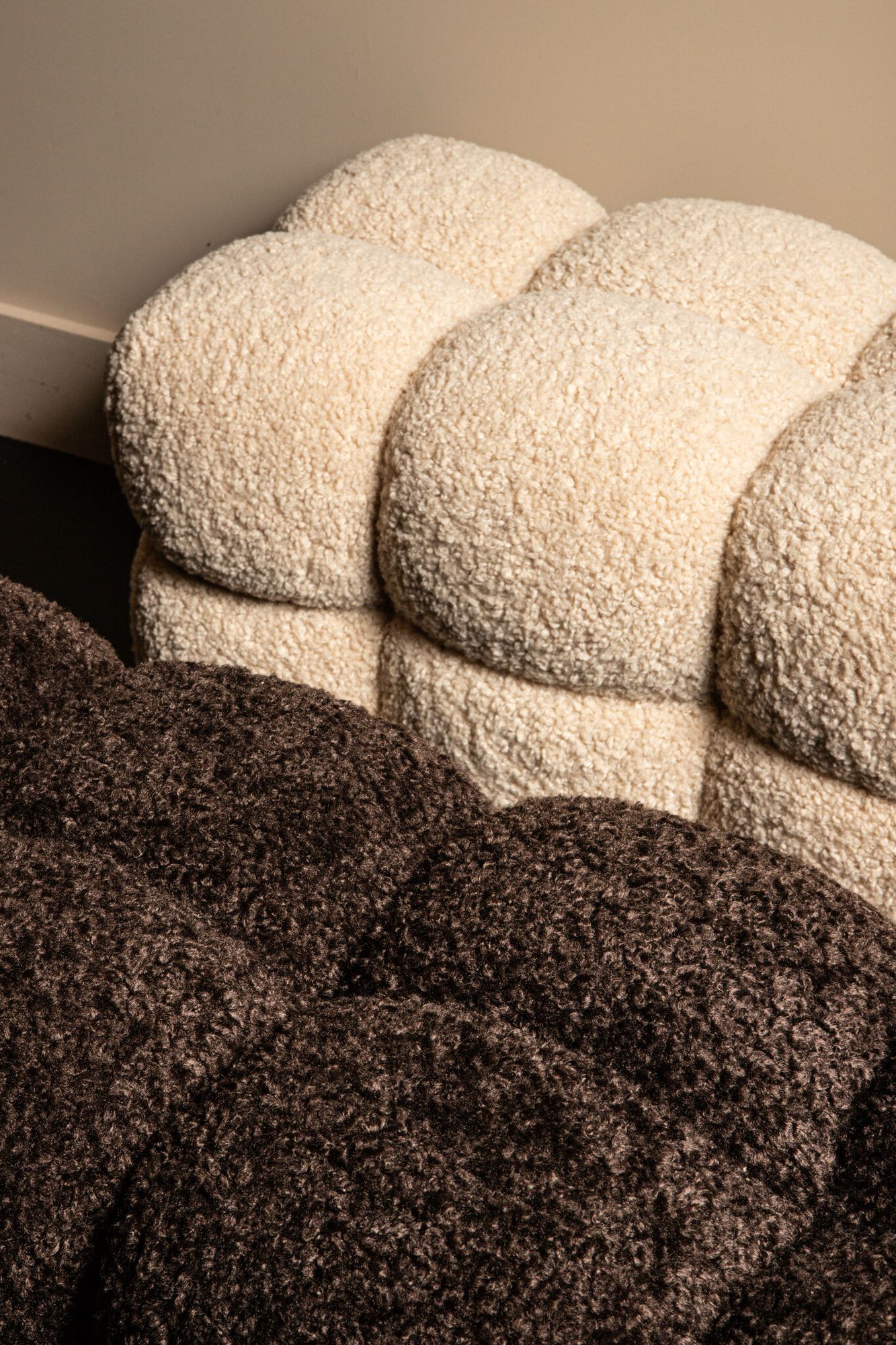 Indoor Bank Polsterbank Teddy coffee im Wohnambiente | zeitloses Design, hochwertig verarbeitet, ideal für Wohn- und Essbereich | Ansicht 04