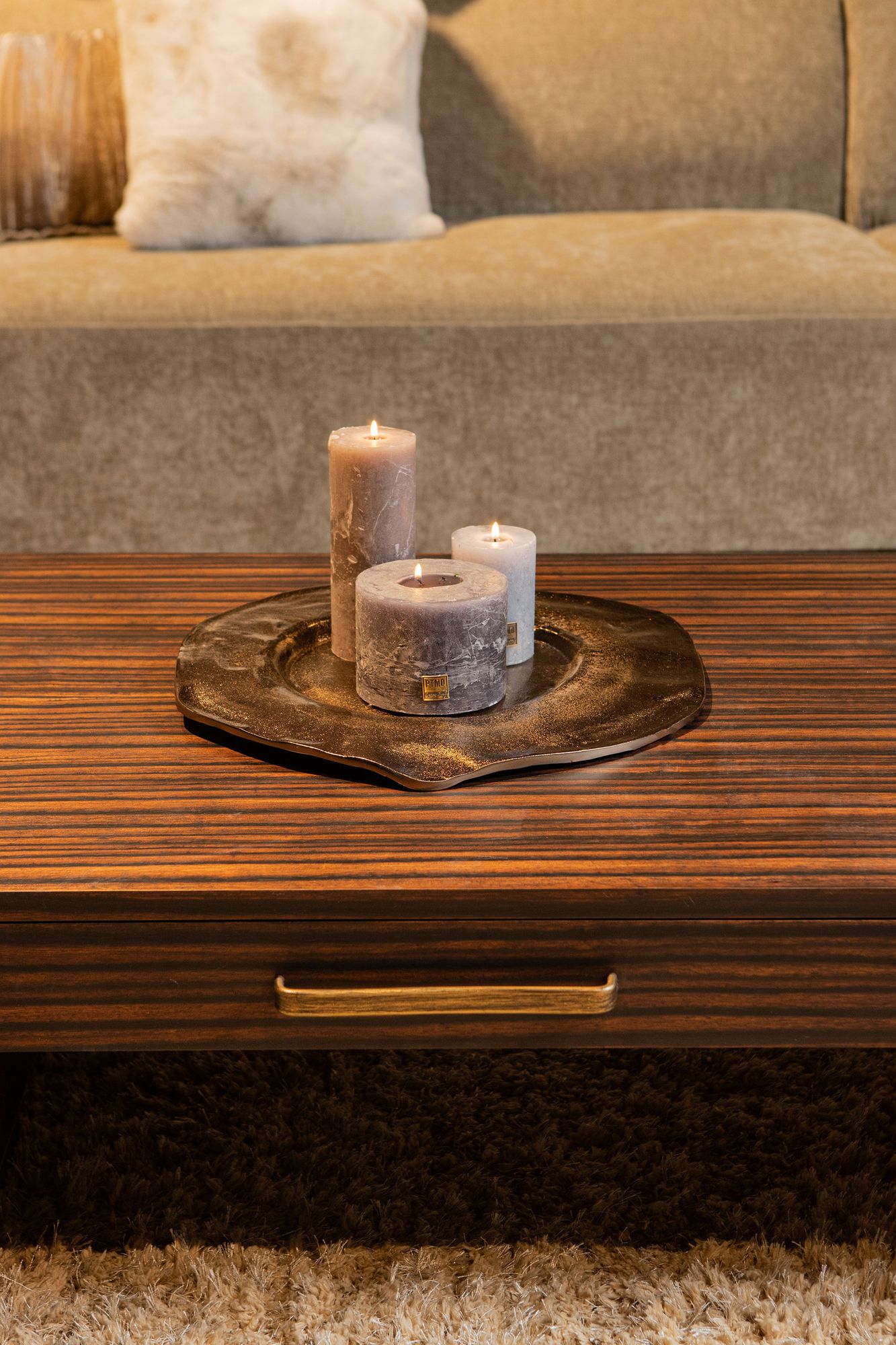 Indoor Sofa Couchtisch Tiess Brown 2 Schubladen im Wohnambiente | zeitloses Design, hochwertig verarbeitet, ideal für Wohn- und Essbereich | Ansicht 05