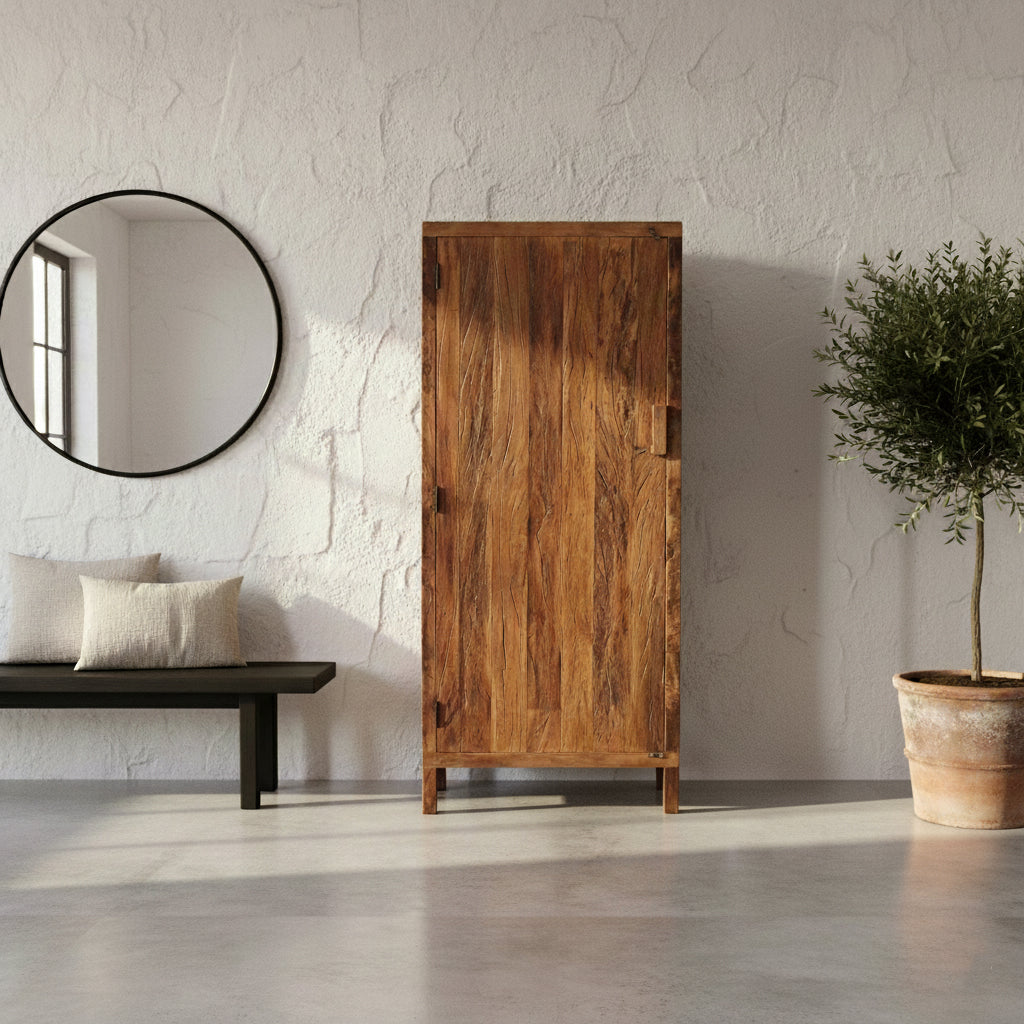 Interioransicht des handgefertigten Schranks aus recyceltem Altholz | STUFF Shop