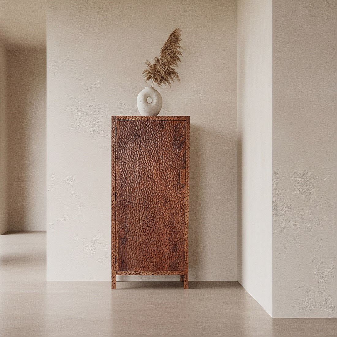 Vintage Timber Schranks mit chiseled Struktur in einem modernen Interior | STUFF Shop