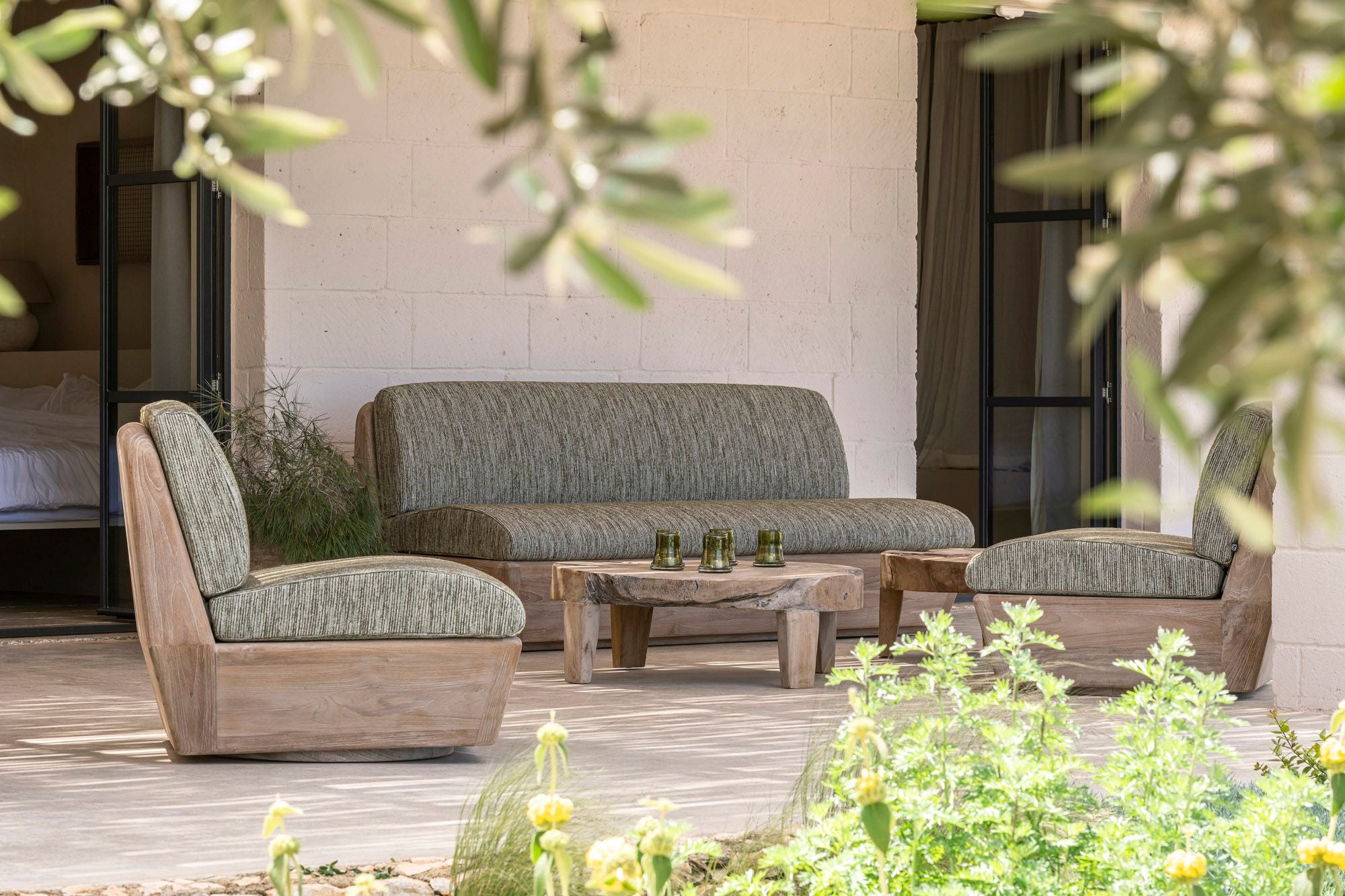 Outdoor-Sofa Jules aus Teakholz Natural Grey mit Polstern in Knelout, Knelout Deluxe, Ktextout oder Ktextout Deluxe | Gommaire Outdoor Kollektion bei STUFF Shop