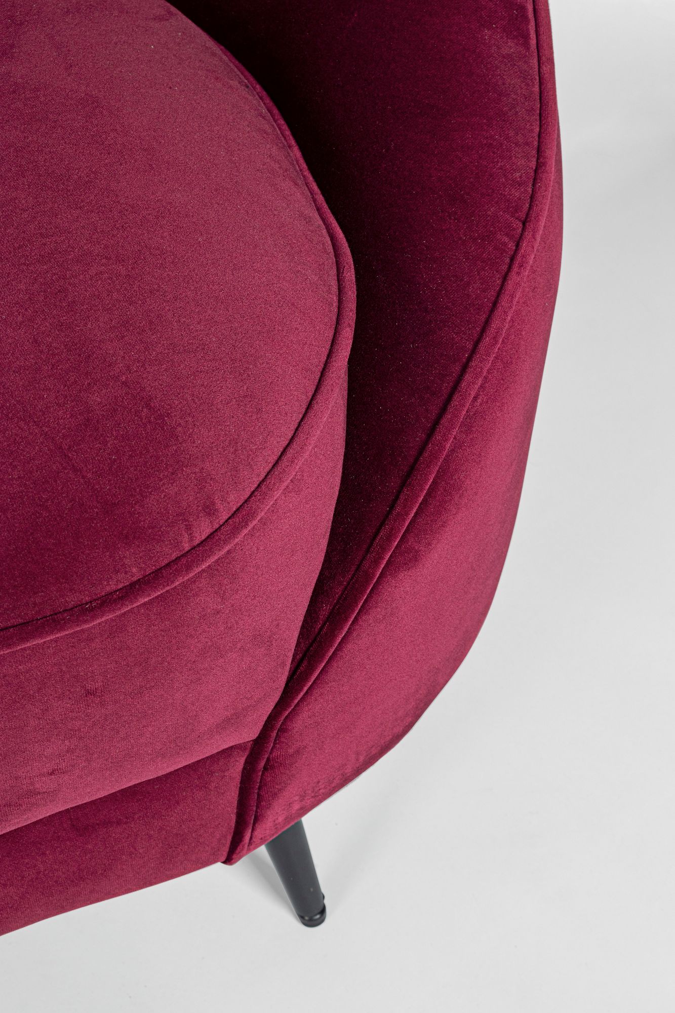 Indoor Sofa Sofa Seraphin Wine 2Pl im Wohnambiente | zeitloses Design, hochwertig verarbeitet, ideal für Wohn- und Essbereich | Ansicht 07