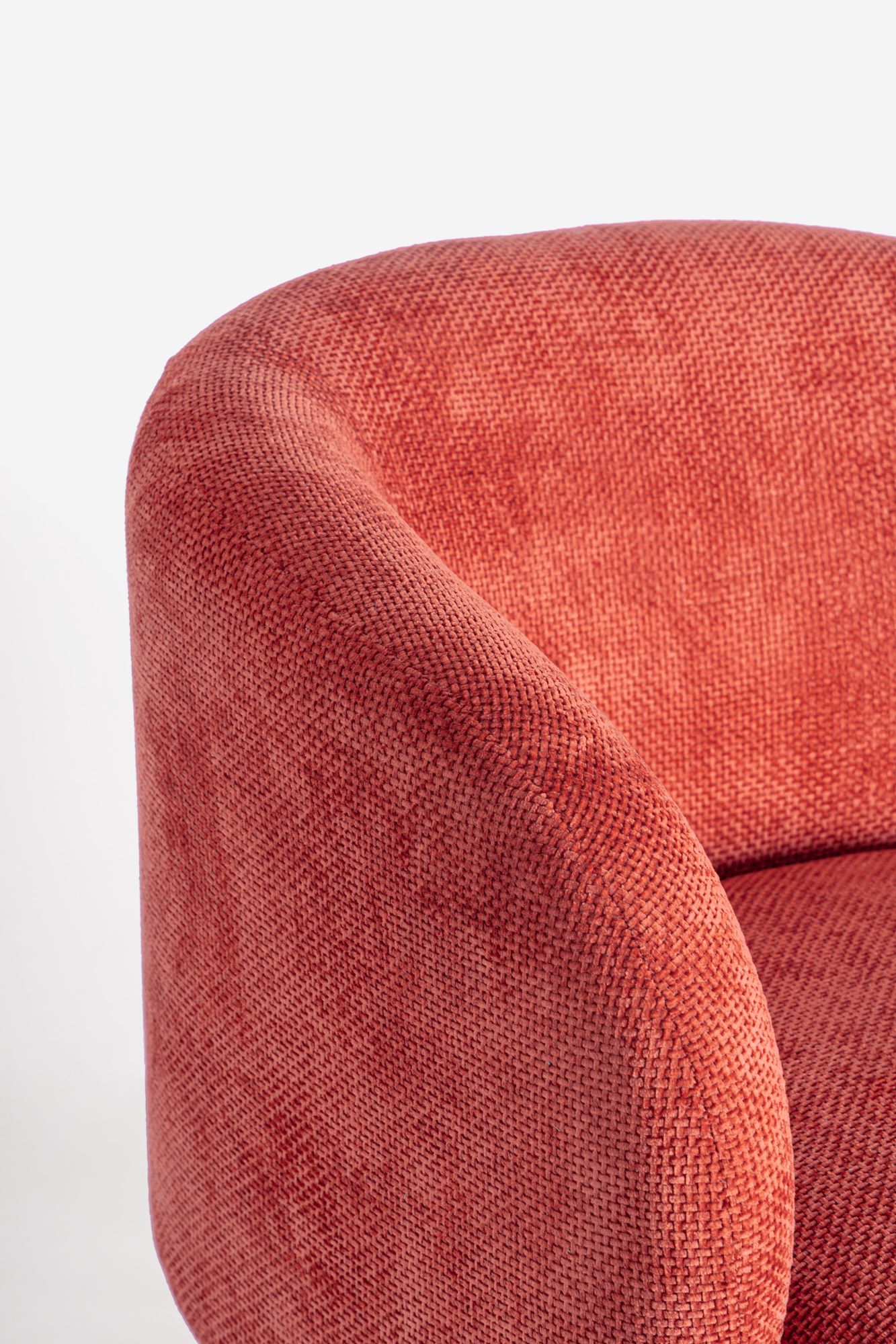 Indoor Sofa Sessel drehbar Julienne Cherry im Wohnambiente | zeitloses Design, hochwertig verarbeitet, ideal für Wohn- und Essbereich | Ansicht 06