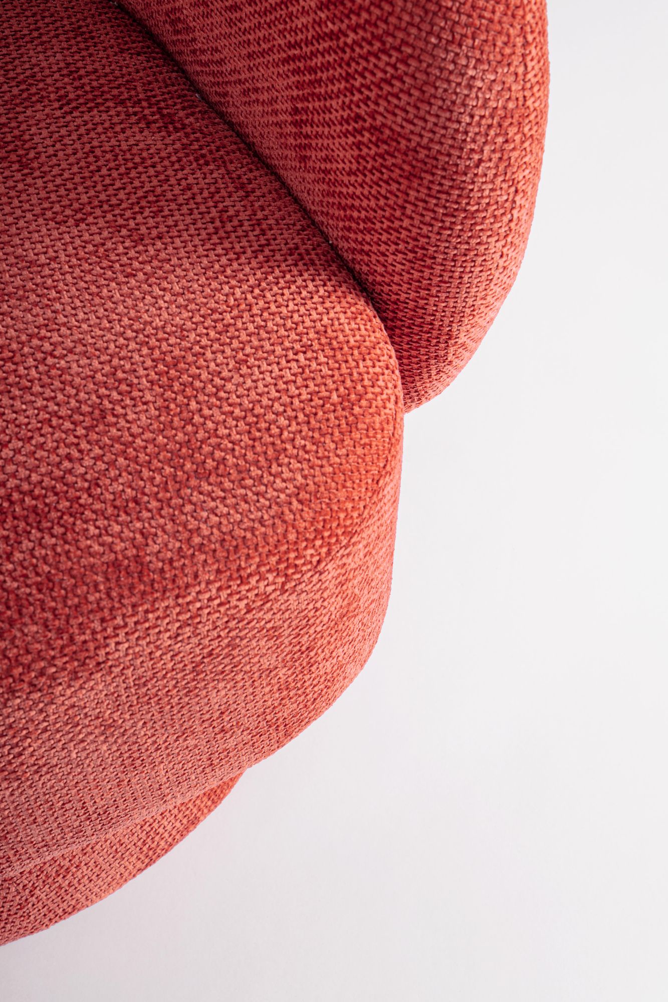 Indoor Sofa Sessel drehbar Julienne Cherry im Wohnambiente | zeitloses Design, hochwertig verarbeitet, ideal für Wohn- und Essbereich | Ansicht 08