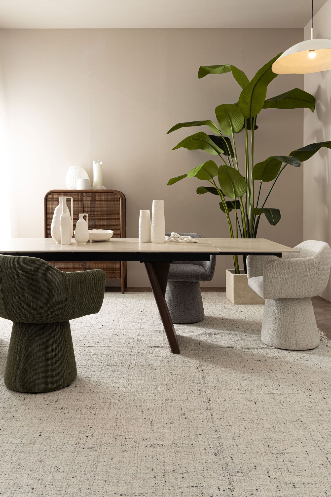 Indoor Sofa Stuhl Lottie drehbar Eis im Wohnambiente | zeitloses Design, hochwertig verarbeitet, ideal für Wohn- und Essbereich