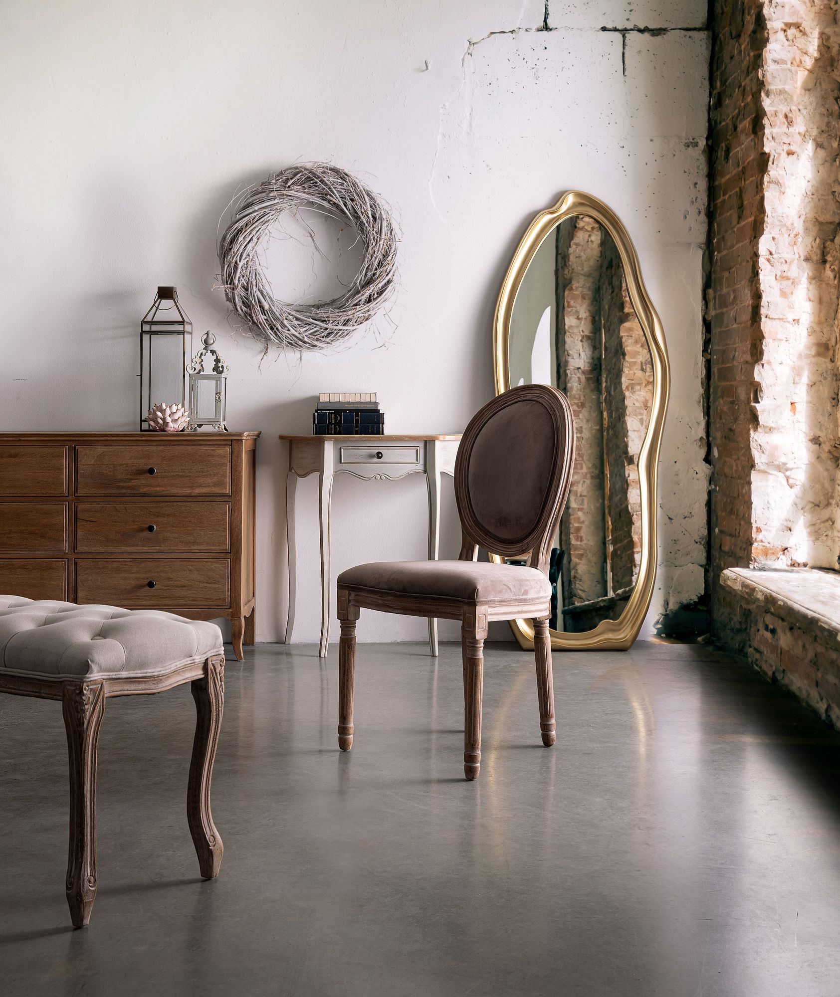 Indoor Sofa Bank Mathilde Grau im Wohnambiente | zeitloses Design, hochwertig verarbeitet, ideal für Wohn- und Essbereich | Ansicht 05