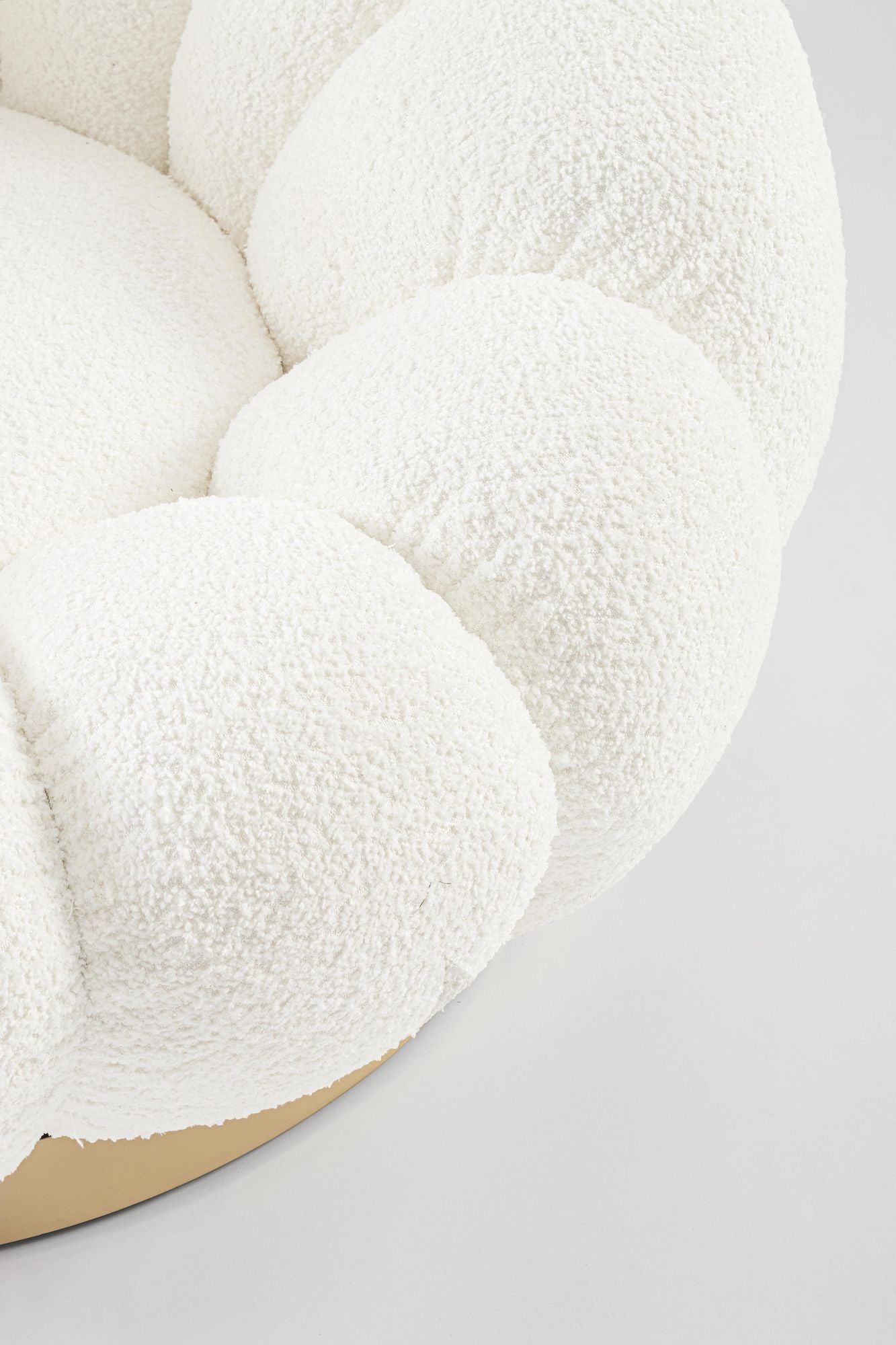 Indoor Sofa Sessel drehbar Florel Weiss im Wohnambiente | zeitloses Design, hochwertig verarbeitet, ideal für Wohn- und Essbereich | Ansicht 05