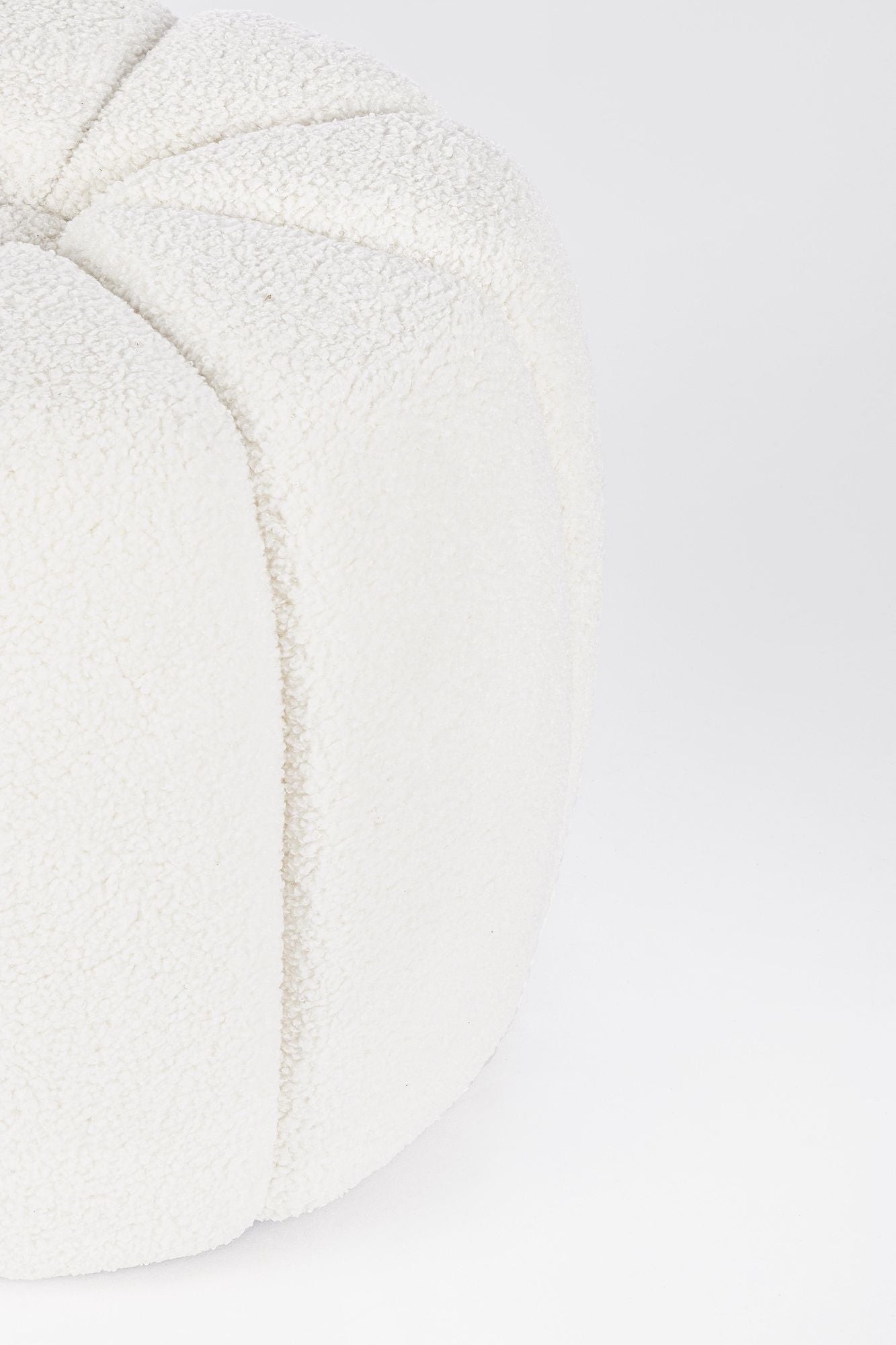 Indoor Sofa Pouf Pouf Karolina Ru Weiss im Wohnambiente | zeitloses Design, hochwertig verarbeitet, ideal für Wohn- und Essbereich