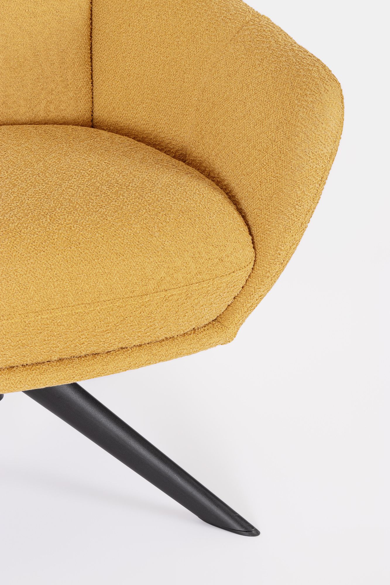 Indoor Sofa Sessel drehbar Hailey Senf im Wohnambiente | zeitloses Design, hochwertig verarbeitet, ideal für Wohn- und Essbereich | Ansicht 07