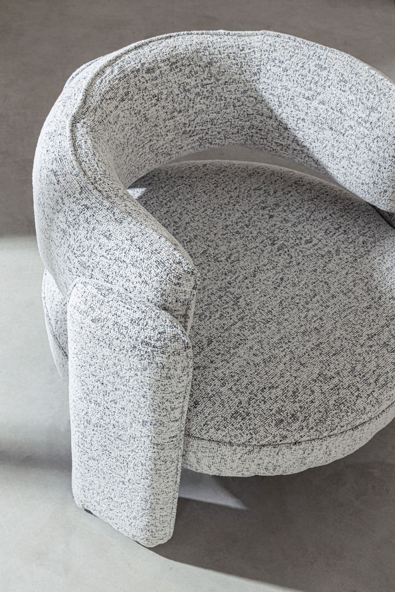 Detailaufnahme Oberfläche | Indoor Sofa Sessel Aisha Grau | zeitloses Design, hochwertig verarbeitet, ideal für Wohn- und Essbereich