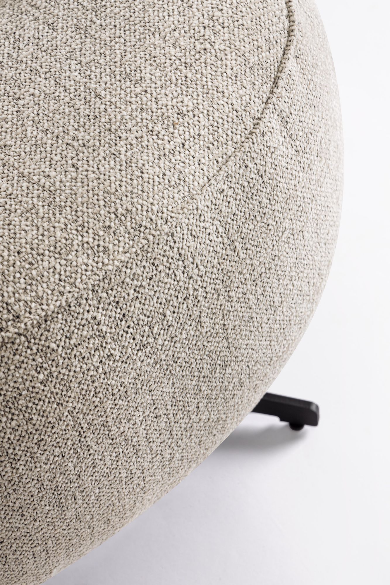 Indoor Sofa Sessel Gonnie Grau im Wohnambiente | zeitloses Design, hochwertig verarbeitet, ideal für Wohn- und Essbereich | Ansicht 04