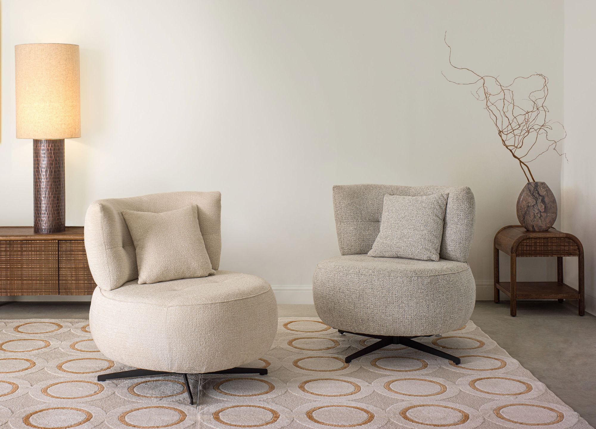 Indoor Sofa Sessel Gonnie Grau im Wohnambiente | zeitloses Design, hochwertig verarbeitet, ideal für Wohn- und Essbereich | Ansicht 08