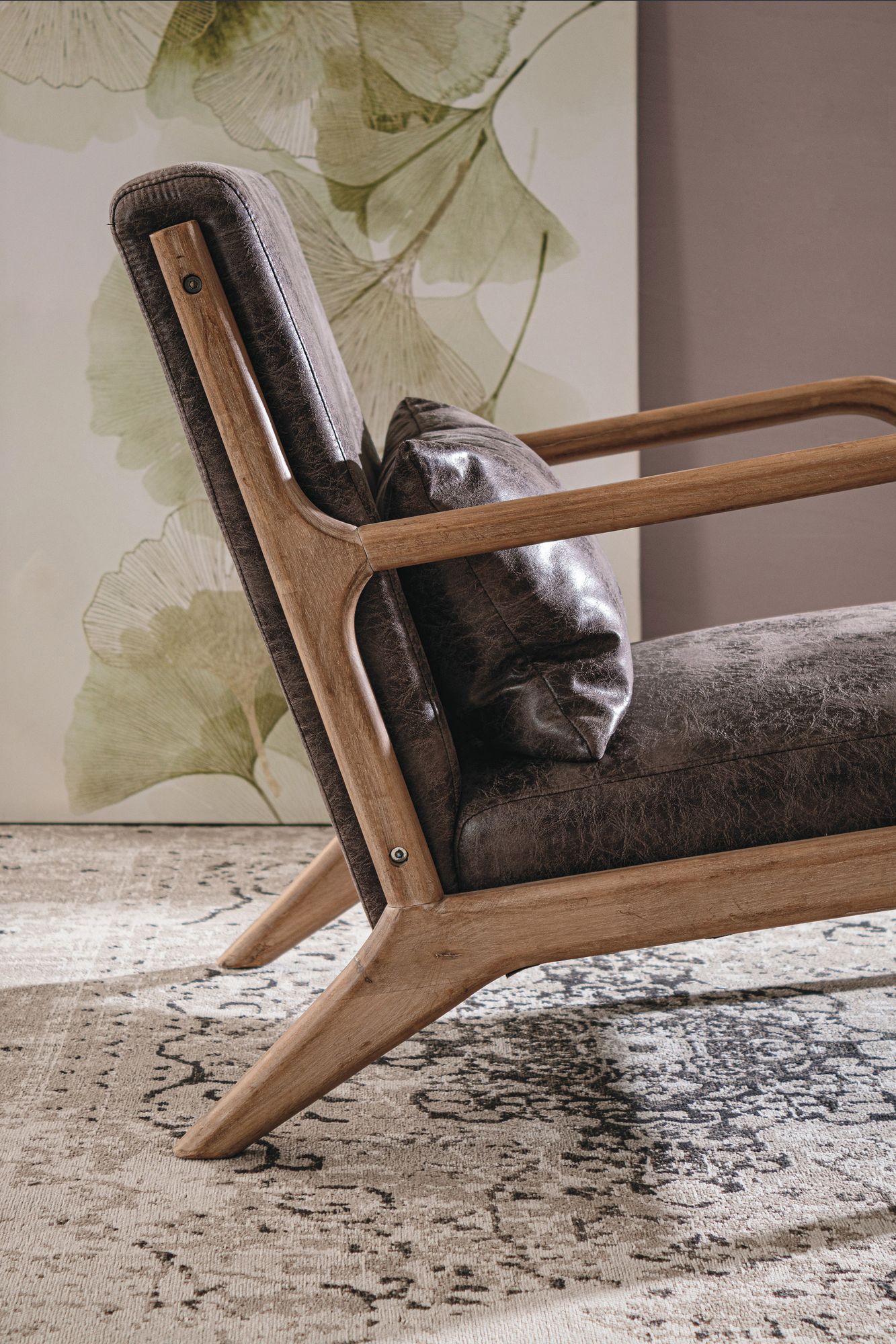 Indoor Sofa Sessel M-Kissen Ancilla Dunkel im Wohnambiente | zeitloses Design, hochwertig verarbeitet, ideal für Wohn- und Essbereich