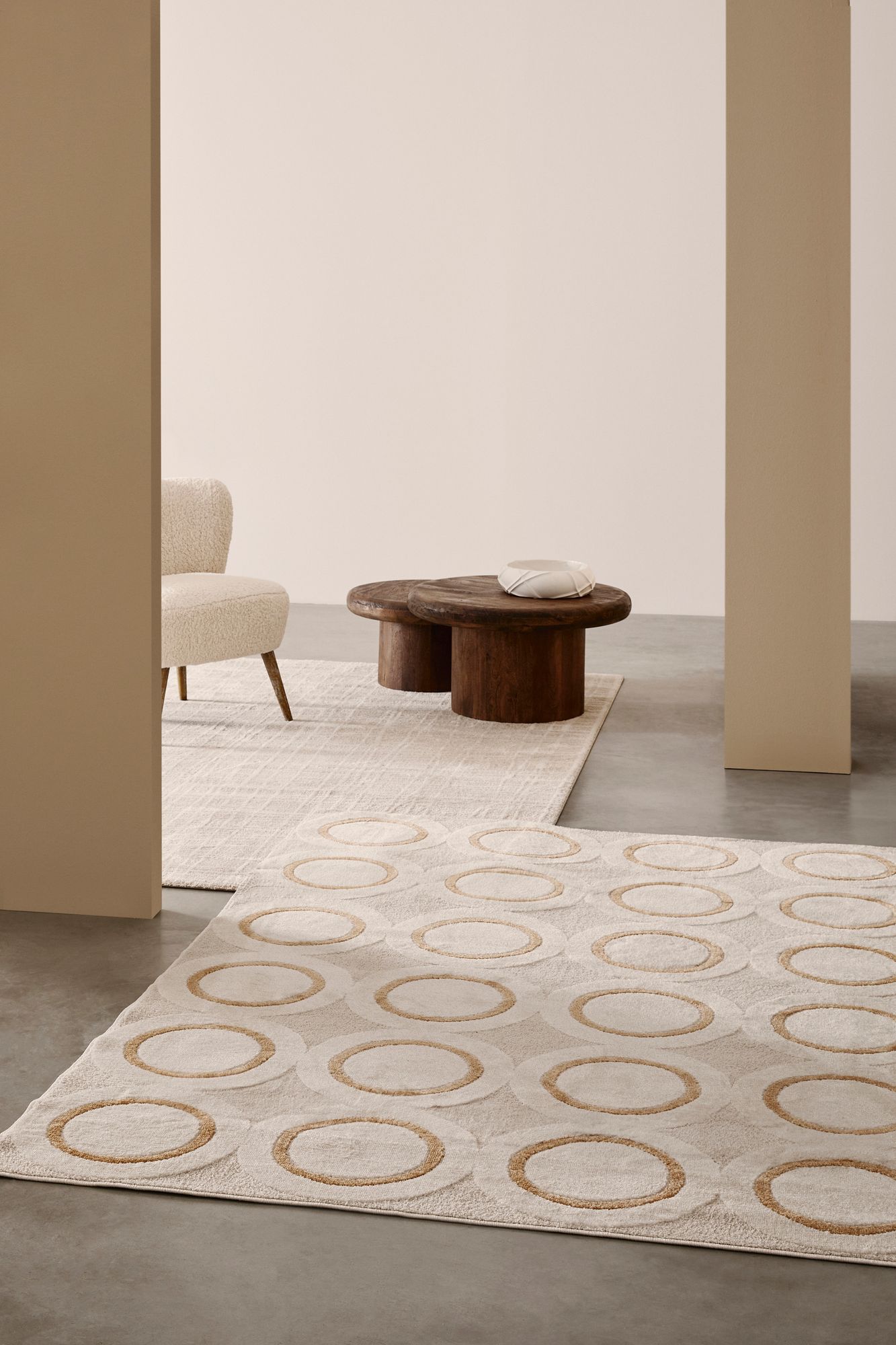 Indoor Sofa Sessel Cortina im Wohnambiente | zeitloses Design, hochwertig verarbeitet, ideal für Wohn- und Essbereich | Ansicht 05