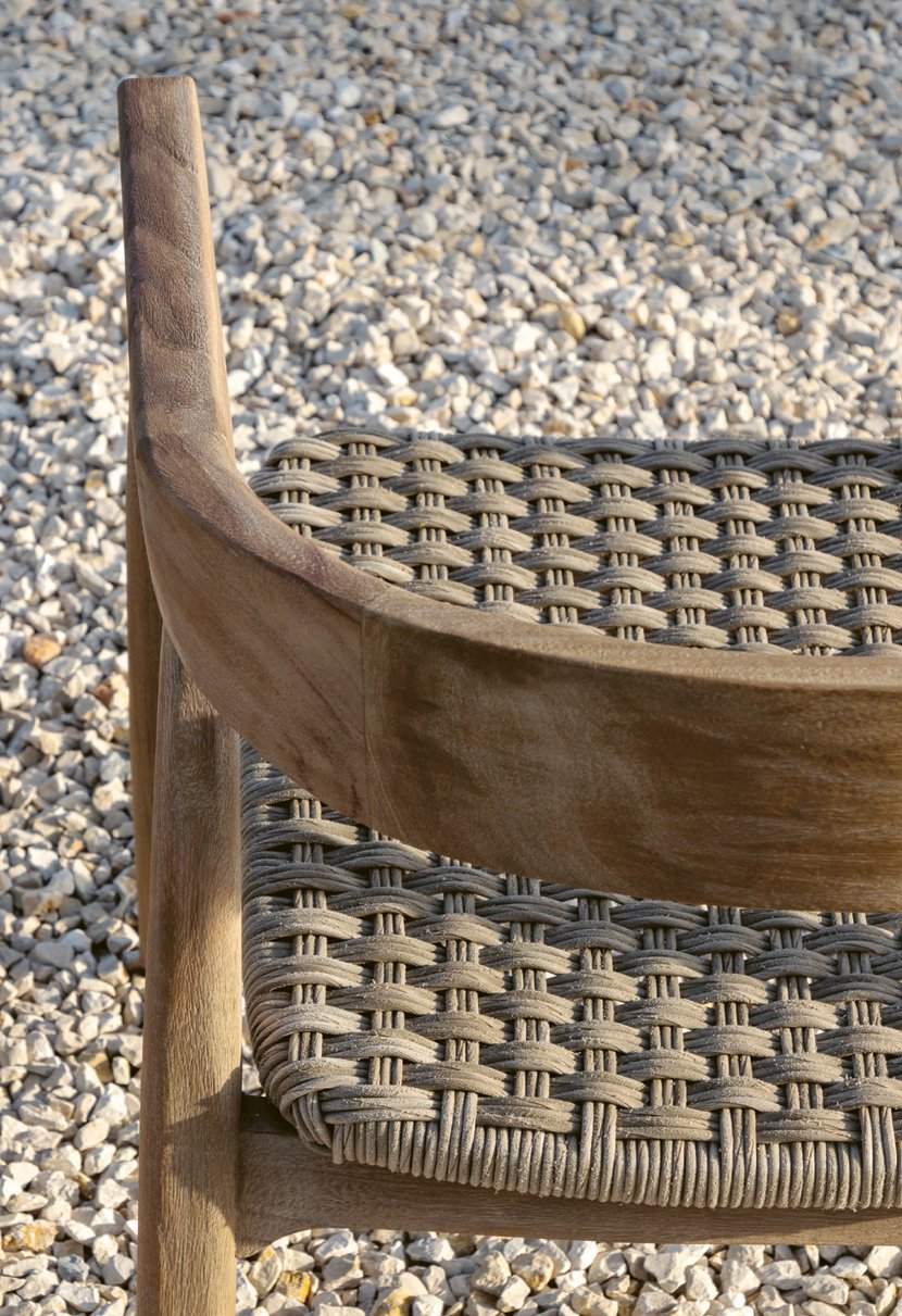 Sessel Faye Teak mit geflochtenem Sitz aus PE-Wicker in Natural Grey | handgefertigt, wetterfest und Teil der Gommaire Organic Living Kollektion