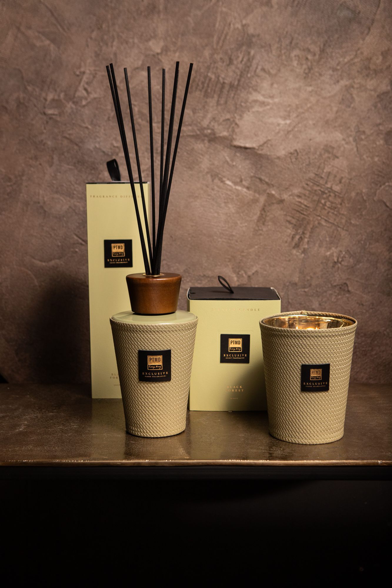 Duftkerze Schwarzwaldaroma | Tiefe Waldnuance - 900gr PTMD Exclusive Raumduft im STUFF Shop