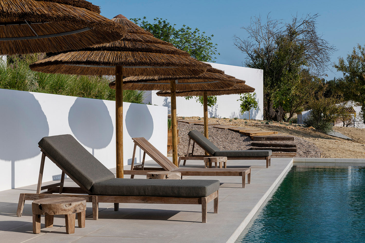 Copenhagen Sonnenbett aus Teakholz mit Polster in mediterraner Outdoor-Lounge | STUFF Shop