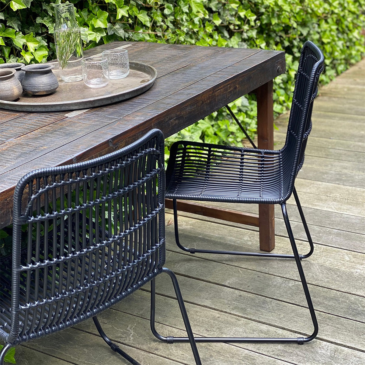 Schwarzer Stuhl Riva Weave mit wetterfestem Geflecht und Metallgestell | STUFF Loft