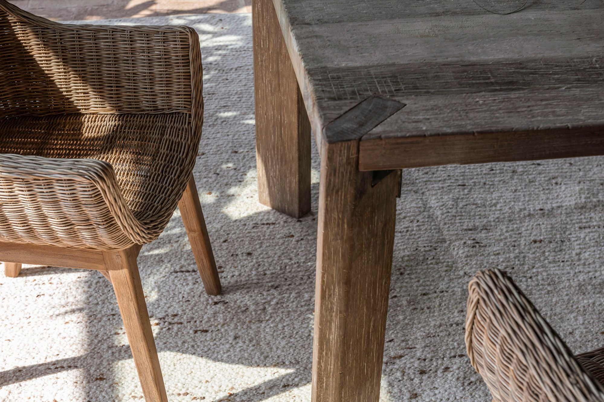 Quadratischer Esstisch Archie Square aus recyceltem Holz von Gommaire | Gommaire bei STUFF Shop kaufen