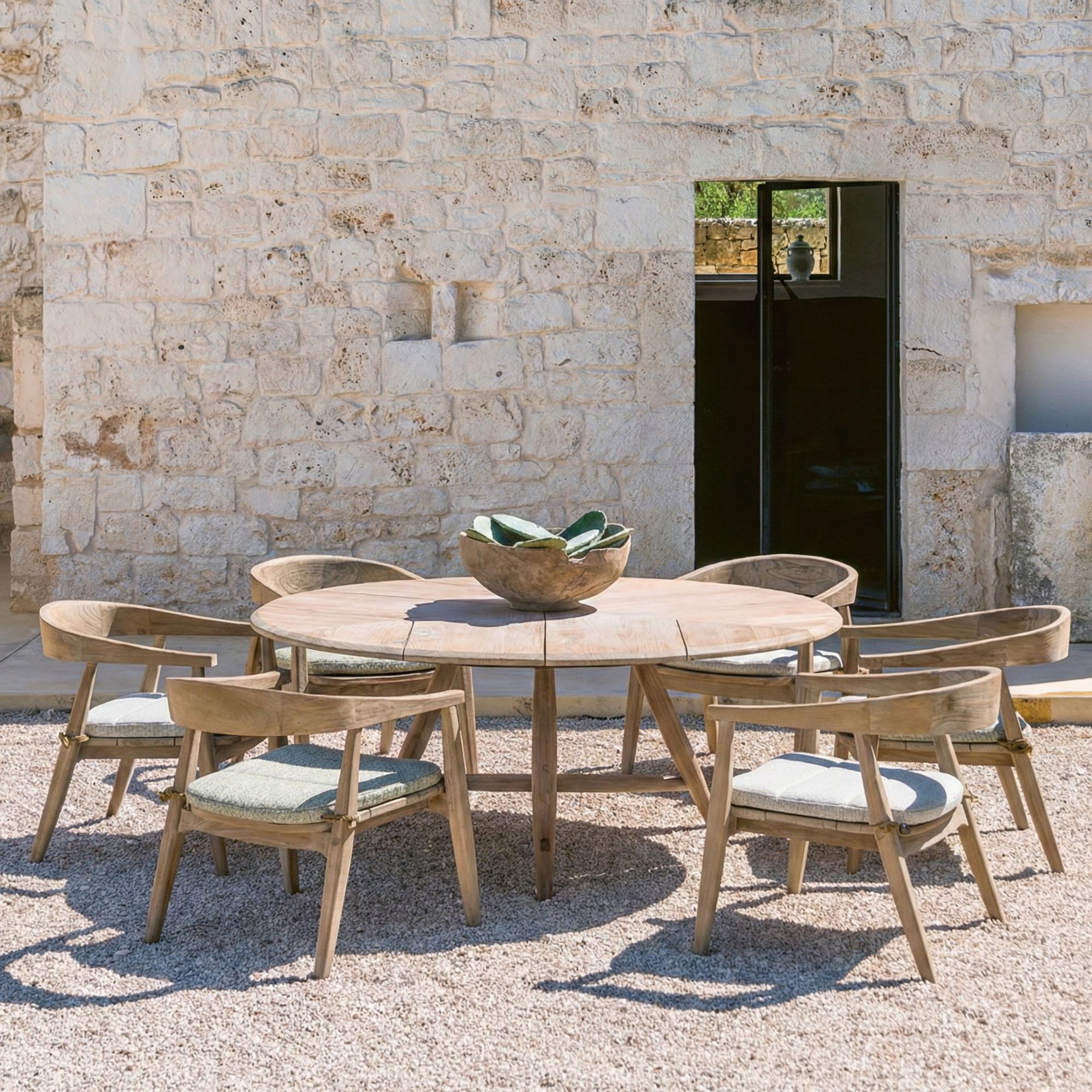 Runder Outdoor Esstisch Faye 170 cm Low Dining Variante aus massivem Teakholz | Gommaire bei STUFF Shop kaufen