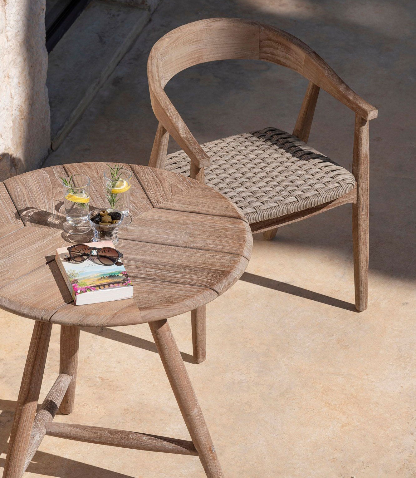 Runder Outdoor Bistrotisch Faye aus massivem Teakholz | Gommaire bei STUFF Shop kaufen