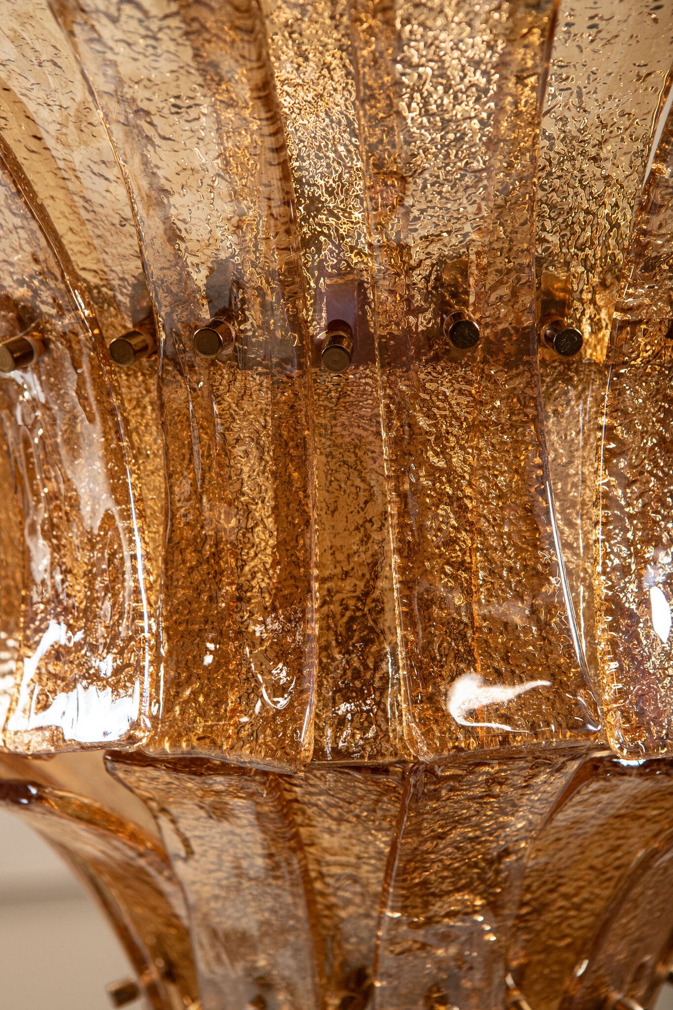 Detailansicht Strukturglas der Dalai Hängeleuchte in Amber | PTMD bei STUFF Shop kaufen